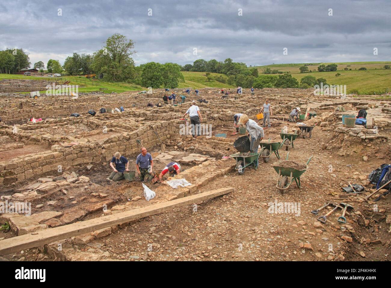 ROMAN VINDOLANDA-ENGLAND - Juli 12: nicht identifizierten Archäologen & Sommer Studenten Teilnahme an Ausgrabungen in einem alten römischen Kastells & Siedlung in Stockfoto