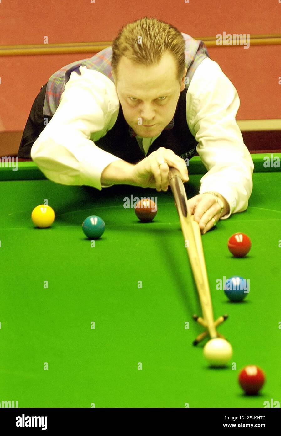 WORLD SNOOKER CHAMPS IN SHEFFIELD 24/4/2003 2ND RUNDE ZOG HENRY WÄHREND SEINES SPIELS MIT STEVEN HENDRY BILD DAVID ASHDOWN Stockfoto