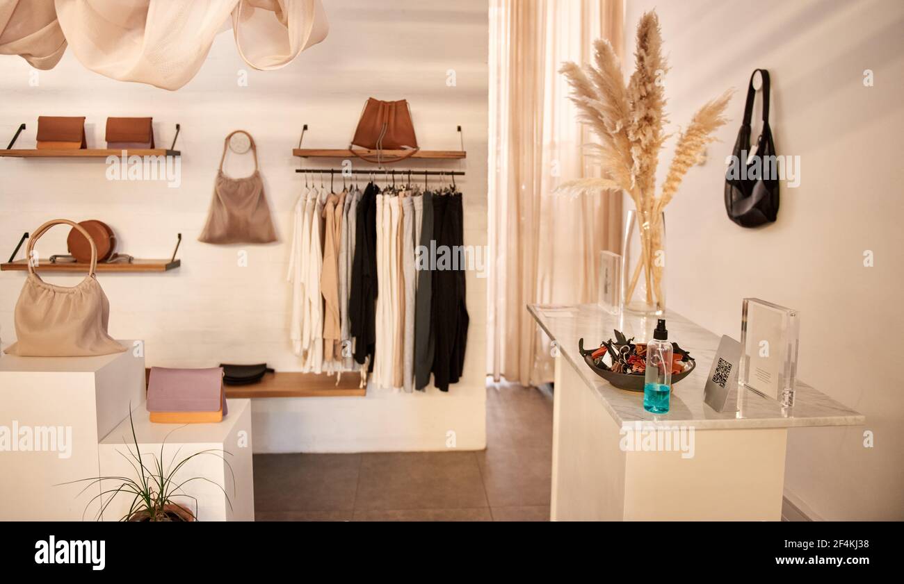 Interieur von stilvollen Kleidung Boutique mit Accessoires auf dem Display Stockfoto