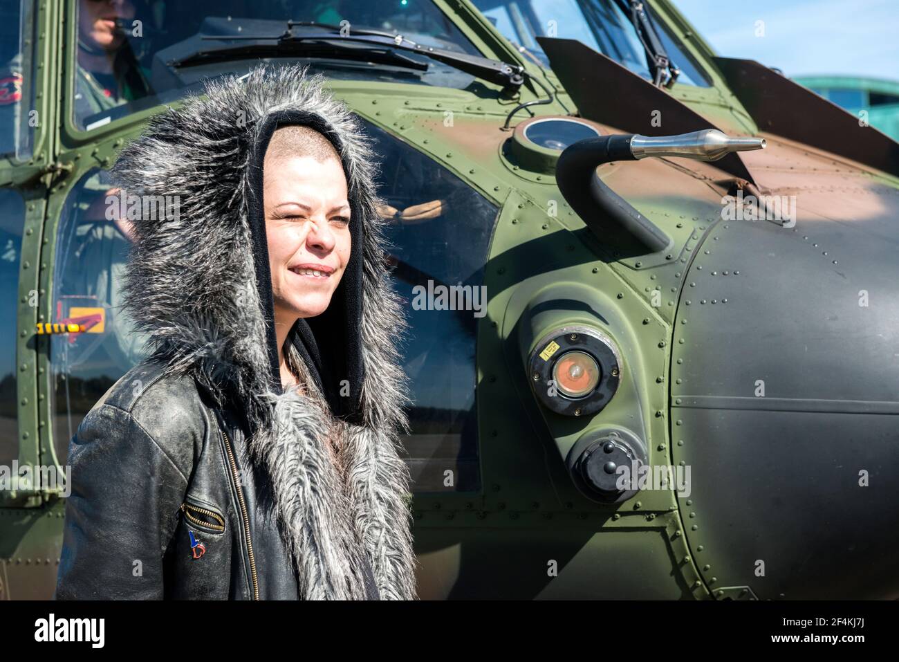 Gilze-Rijen, Niederlande. Die Künstlerin Sharon Kovacs bereitete sich auf einen militärischen Hubschrauberflug zu einem Befreiungsfestival während des niederländischen Unabhängigkeitstages 2016 vor. Stockfoto