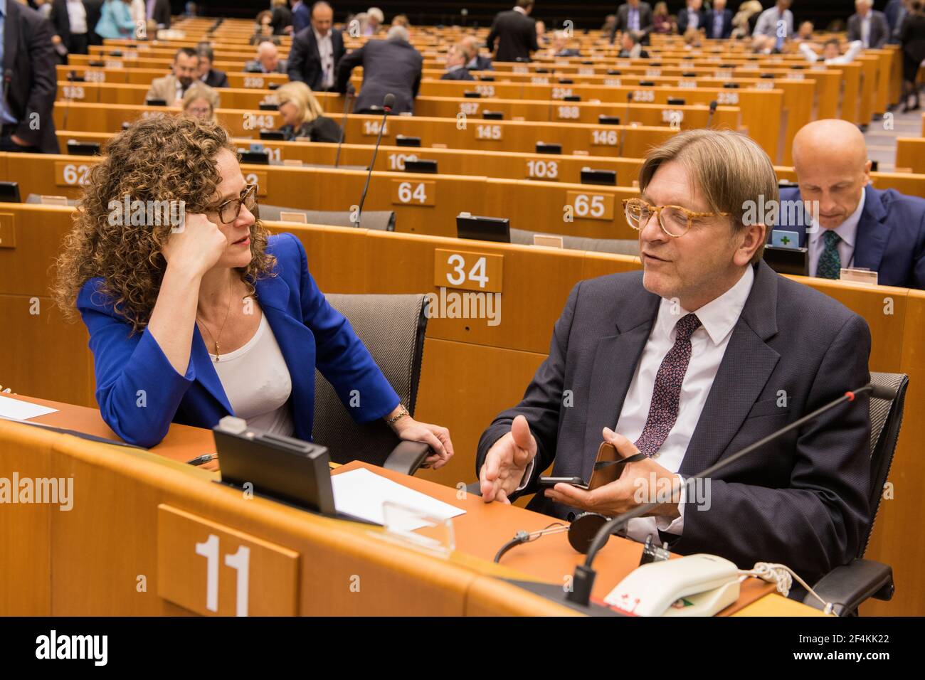 Brüssel, Belgien. Mitglied des Europäischen Parlaments, Frau Sofia in 't Veld und Herr Guy Verhofstadt bei einem Gespräch vor einer Plenarsitzung. Stockfoto