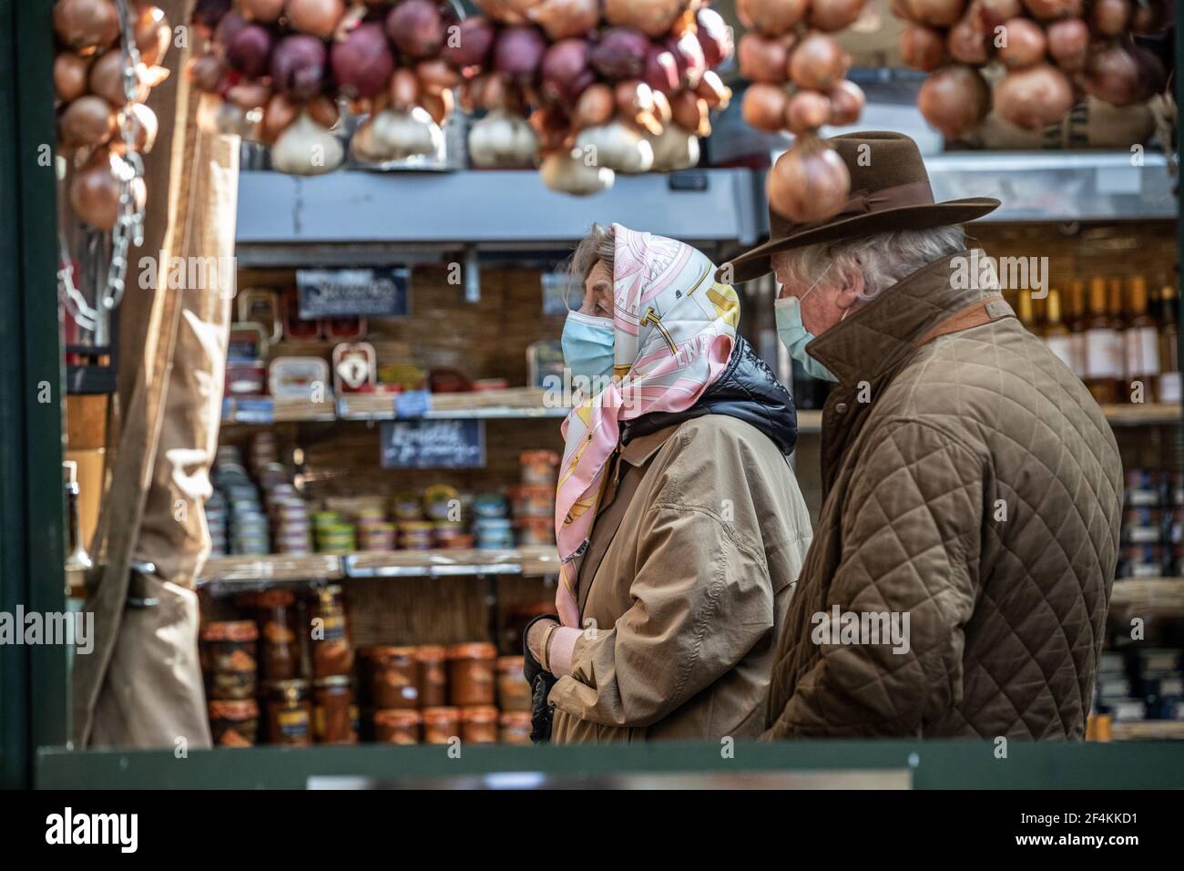 Die Kunden kehren an einem Frühlingstag zum Borough Market zurück, da die City of London versucht, ihre Geschäfte während der Coronavirus Lockdown 3rd, Großbritannien, wie gewohnt fortzusetzen Stockfoto