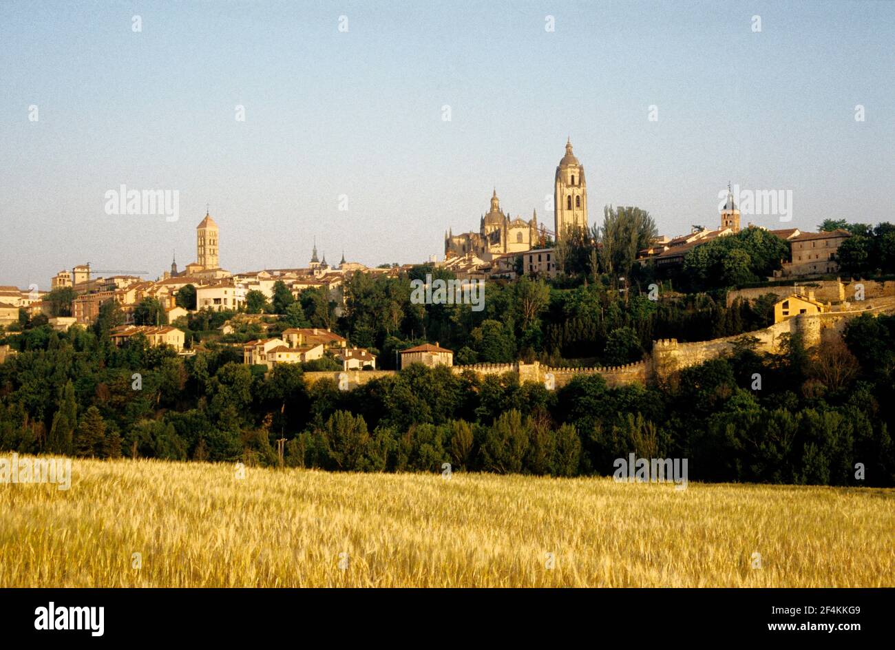 SPANIEN - Tierras de Segovia (Kreis) - Kastilien und Leon - SEGOVIA. Alcázar, Kathedrale, mittelalterliche Mauern und Landschaft Stockfoto