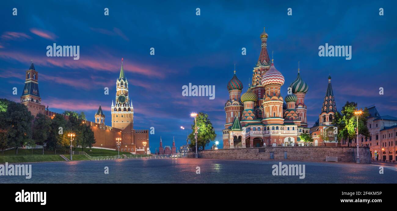 Moskau, Russland. HDR-Panorama des Roten Platzes mit der Basilius-Kathedrale und dem Spasskaya-Turm in der Abenddämmerung Stockfoto