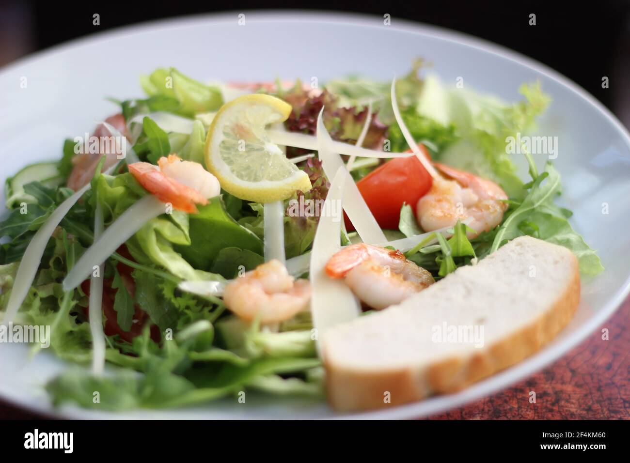 Essen im Restaurant - Salat mit frischen Zutaten Stockfoto