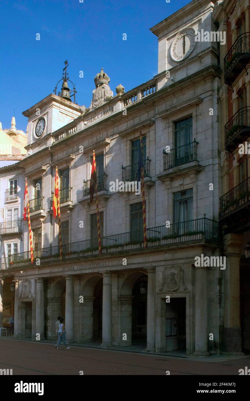 SPANIEN - Kastilien und Leon - BURGOS. Ayuntamiento (arquitectura neoclásica) en la Plaza Mayor Stockfoto