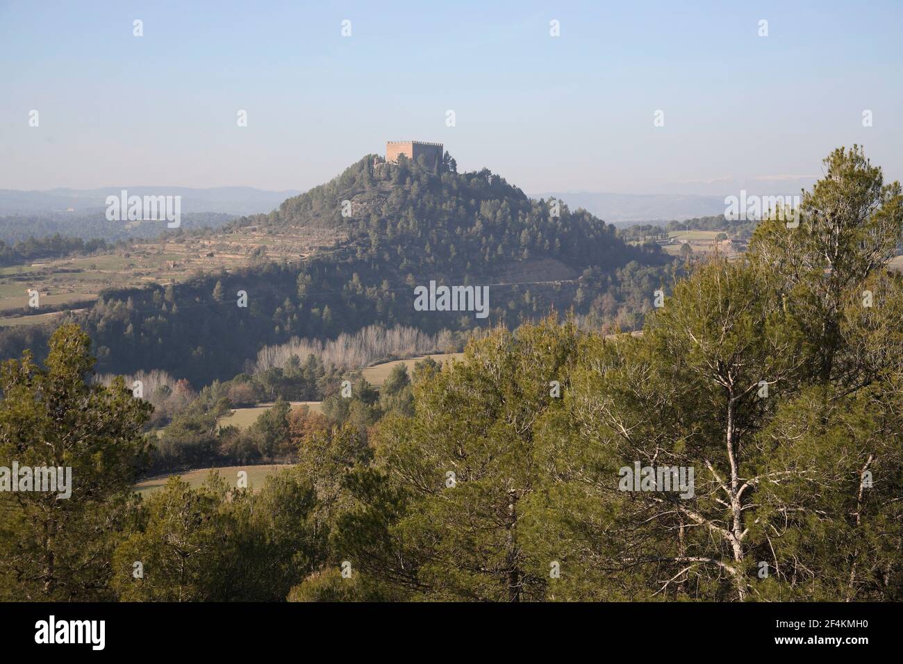 SPANIEN - Bagés (Bezirk) - Katalonien - Barcelona. Castillo de Balsareny y valle del Llobregat ( por donde transcurre camino natural de la Sèquia del Bages) Stockfoto