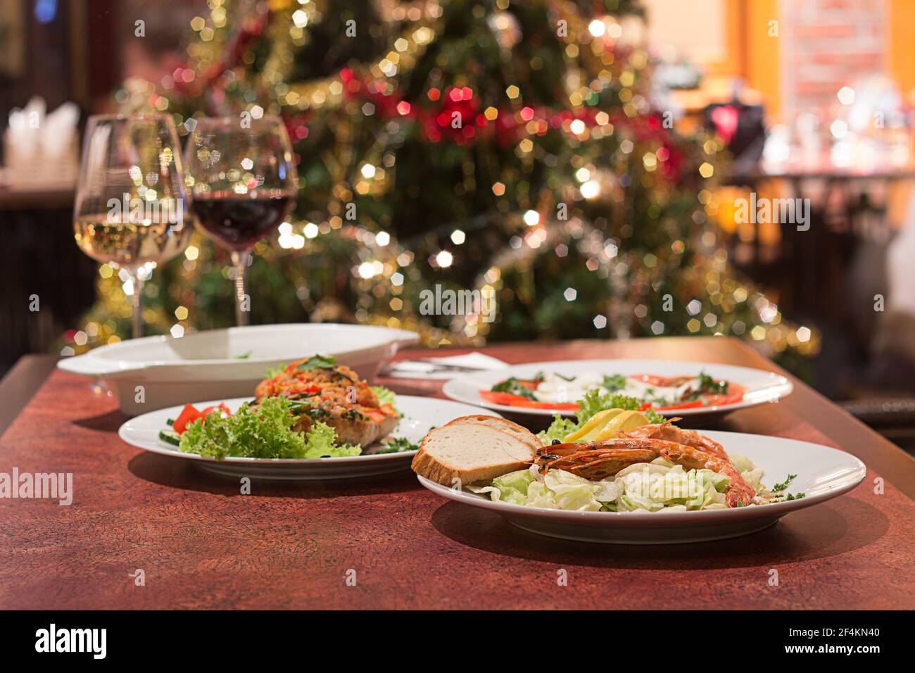 Restaurant Essen mit frischen Zutaten - weihnachtsbaum und Essen Im Restaurant Stockfoto