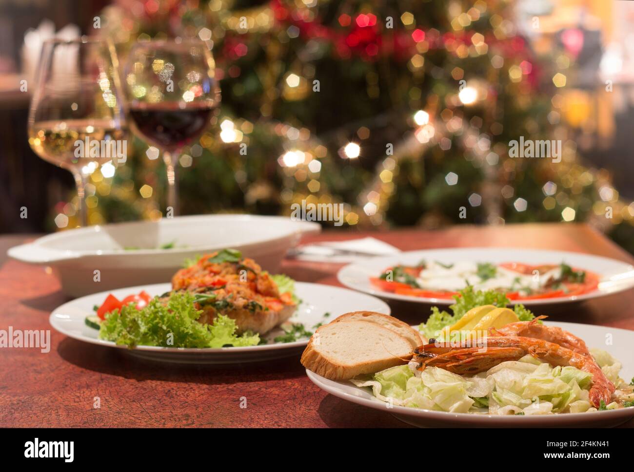 Restaurant Essen mit frischen Zutaten - weihnachtsbaum und Essen Im Restaurant Stockfoto
