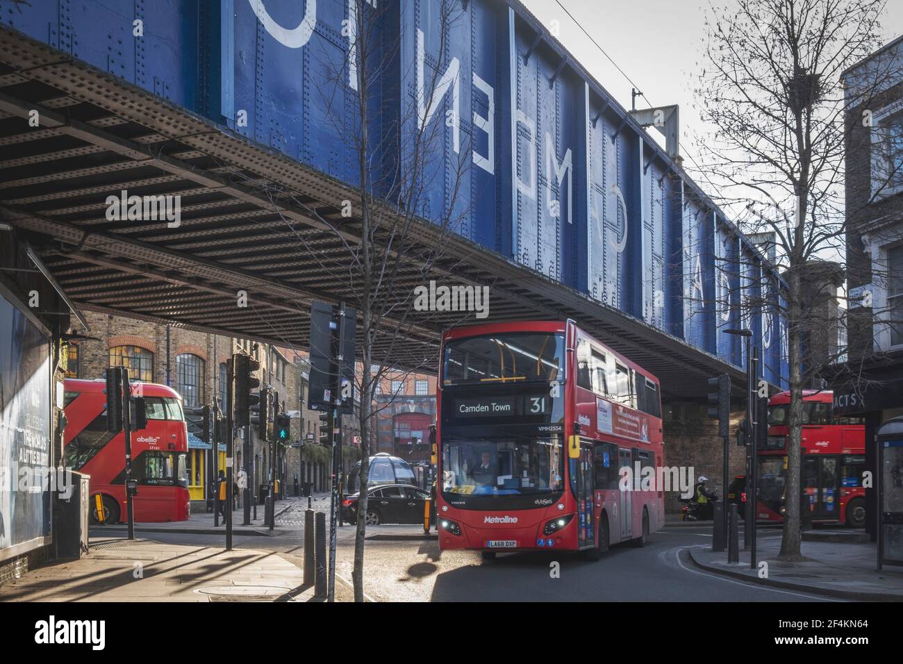 Camden Town, Kreuzung Castlehaven Rd. & Camden High Street, Routemaster & Metroline London rote Doppeldeckerbusse, Eisenbahnbrücke, London, Großbritannien Stockfoto