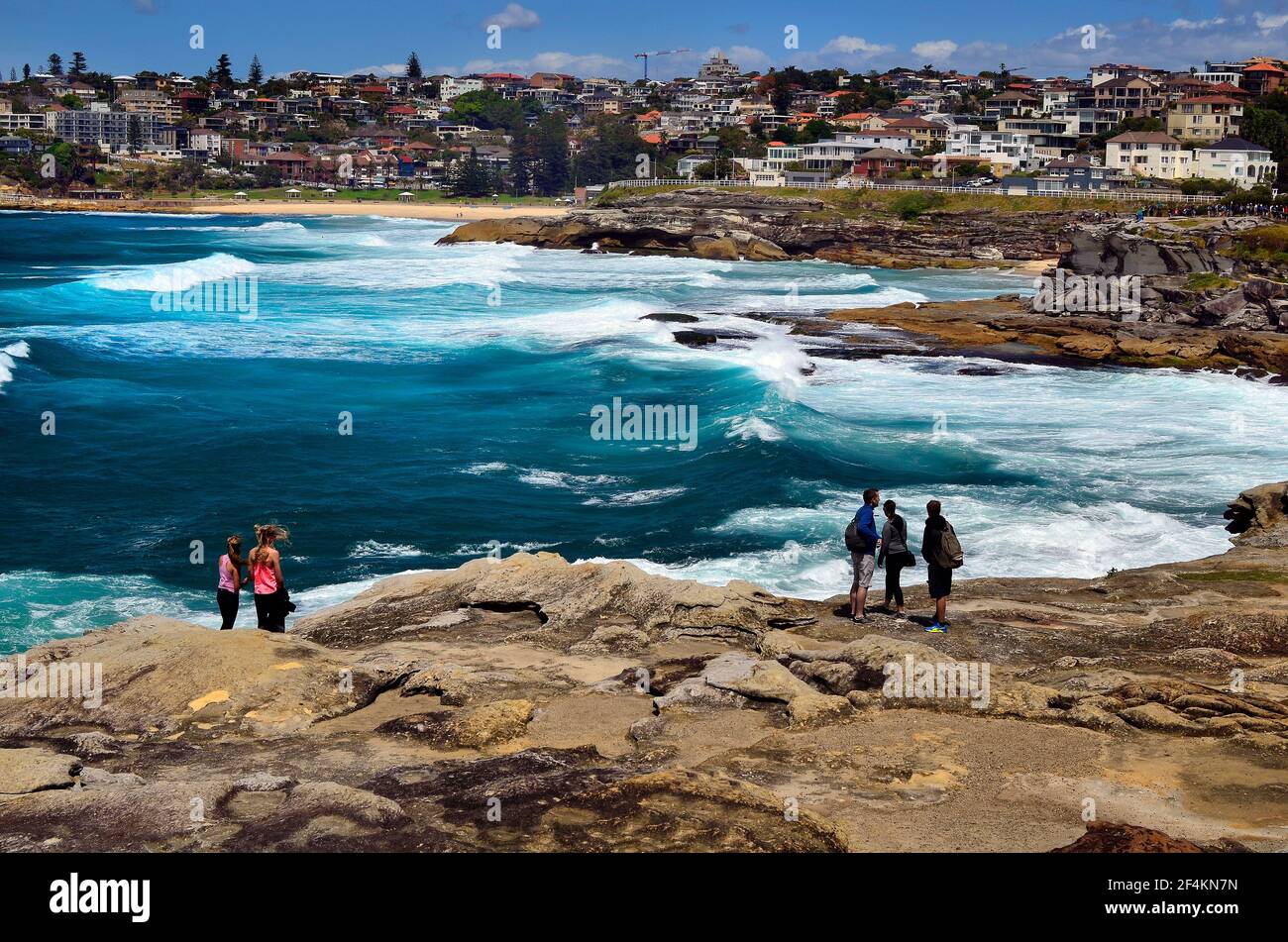 Sydney, NSW, Australien - Oktober 31,2017: Nicht identifizierte Personen zu Fuß entlang der Küste zwischen Nähe: Tamarama Beach und Bondi Beach mit stürmischen Meer Stockfoto
