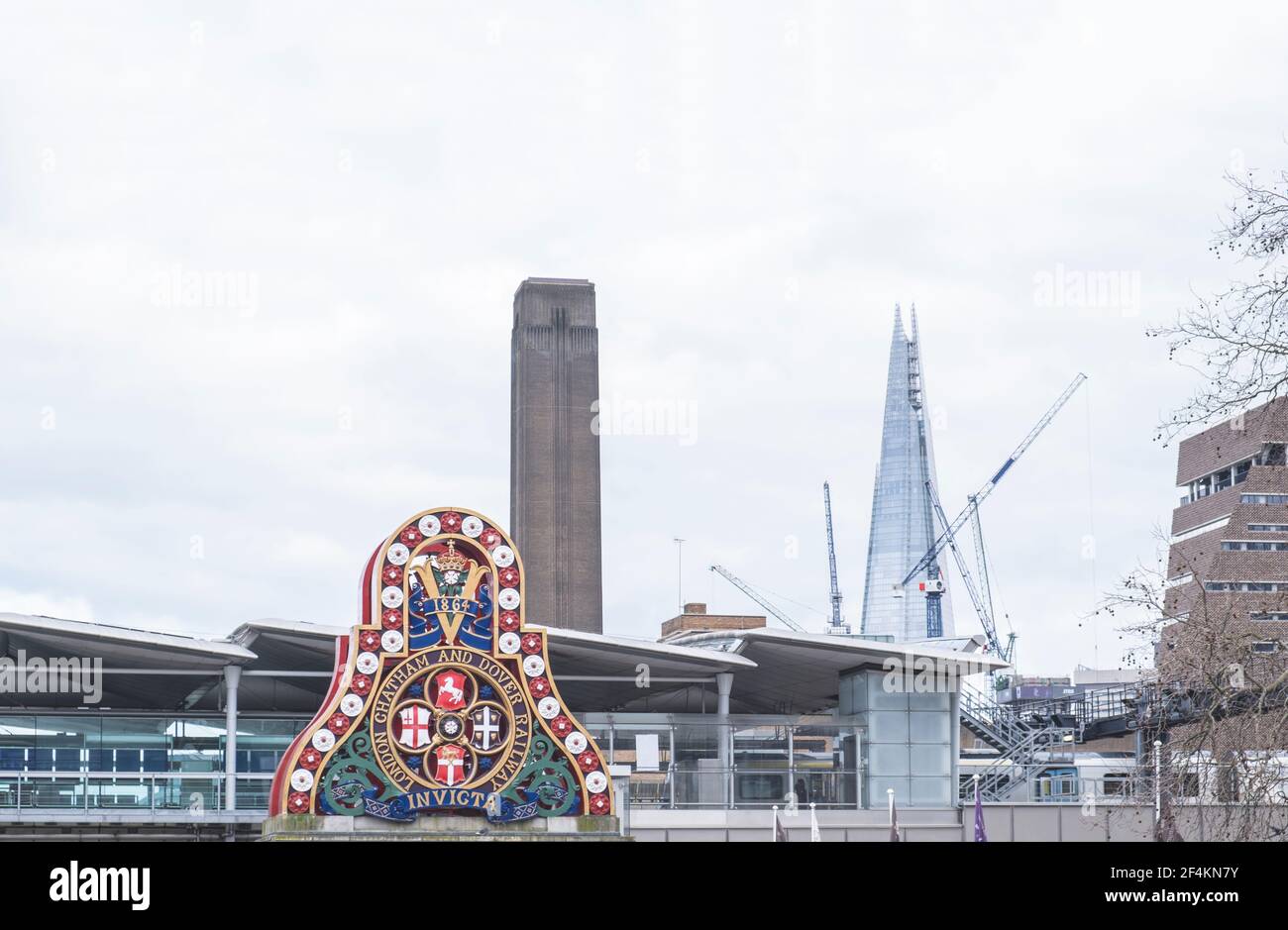 Abzeichen der London Chatham & Dover Railway (LCDR), Blackfriars Eisenbahnbrücke & Bahnhof, Shard, Tate Modern Schornstein, Baukräne, Southwark, London Stockfoto