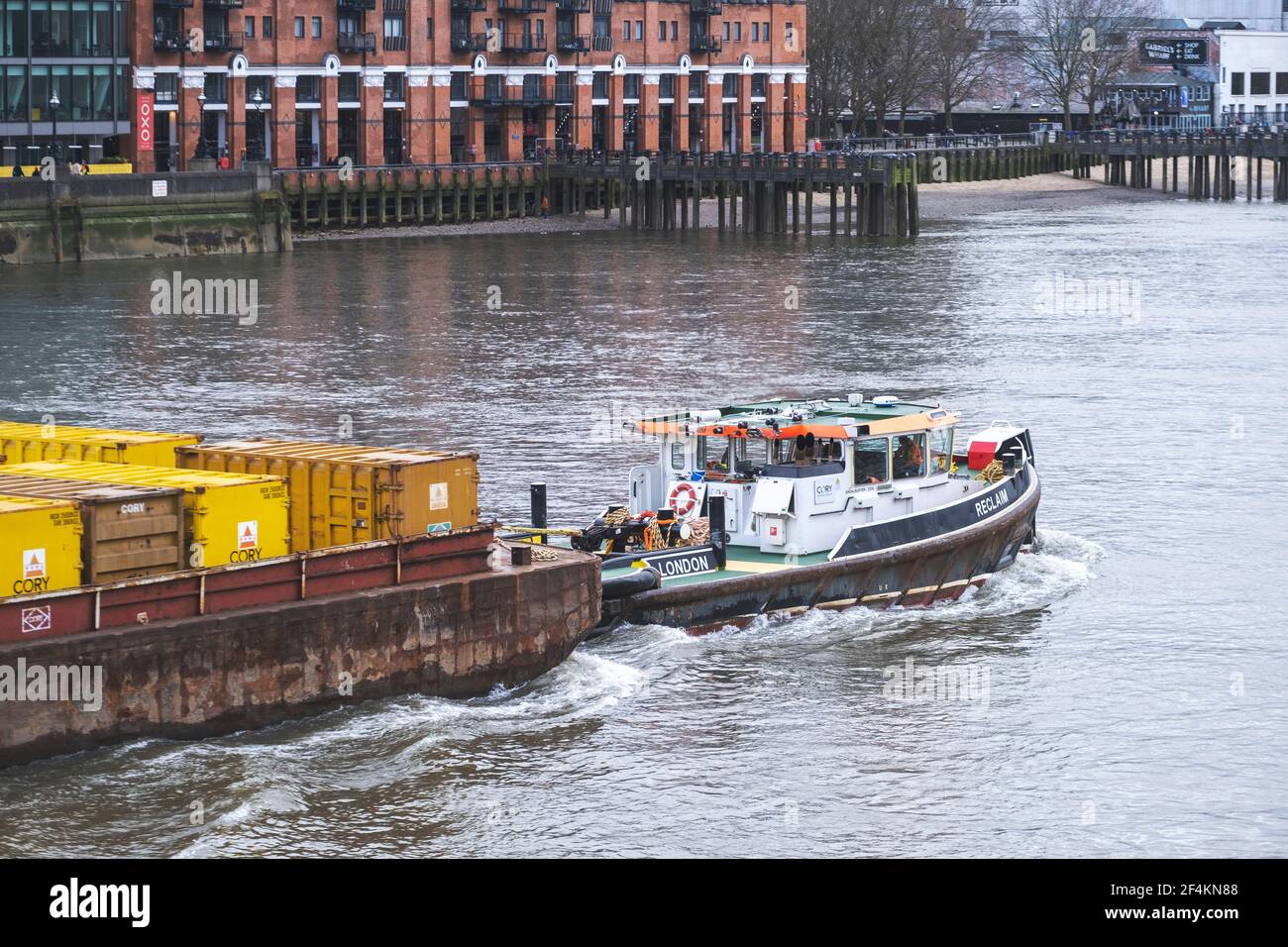 Müllabfuhr und Schlepper auf der Themse, mit Müllcontainern, Gabriel's Pier & Oxo Tower Wharf, South Bank, Southwark, London, Großbritannien Stockfoto