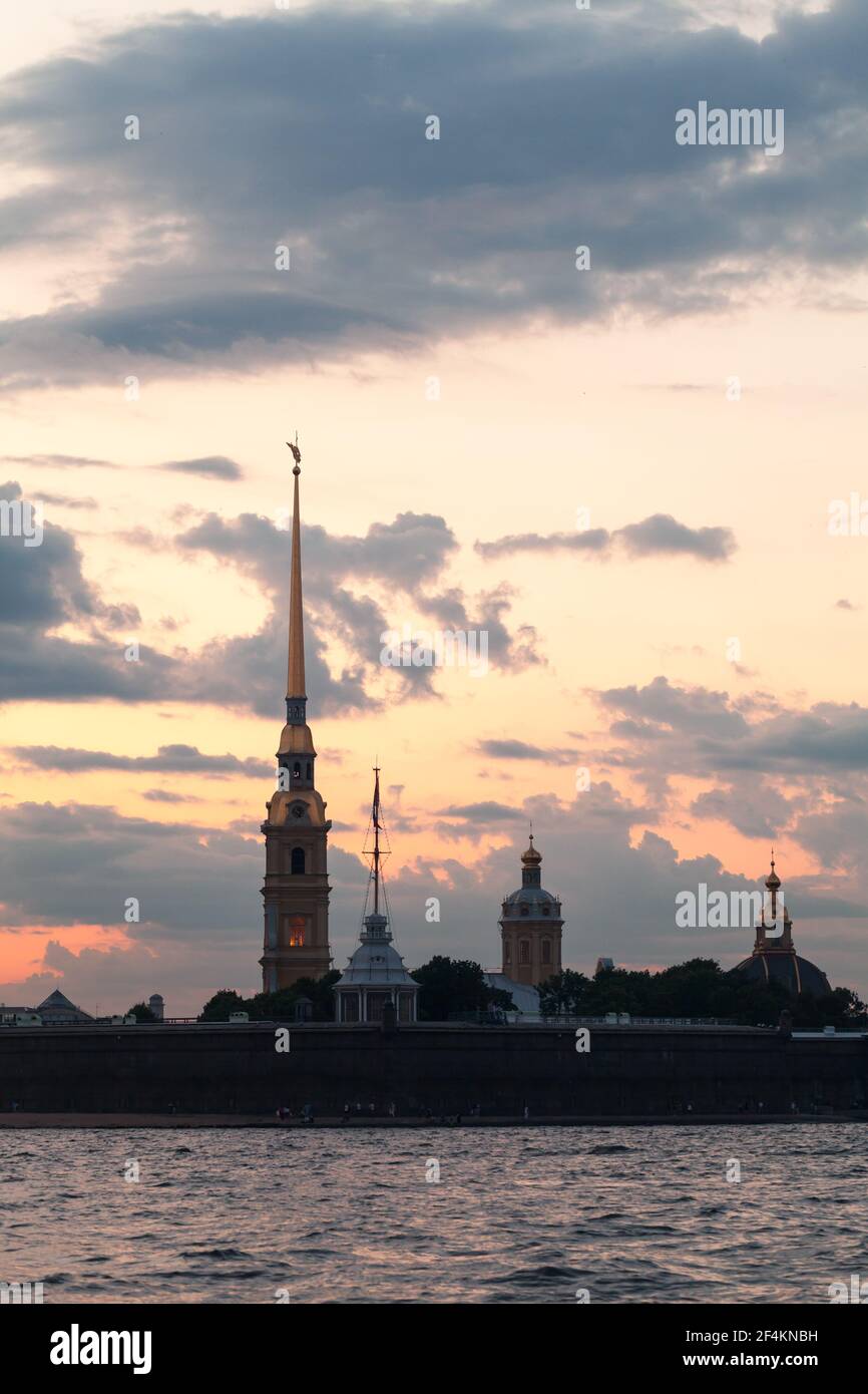 Peter und Paul Festung Silhouette bei weißer Nacht, eines der beliebtesten Wahrzeichen von Sankt Petersburg, Russland Stockfoto