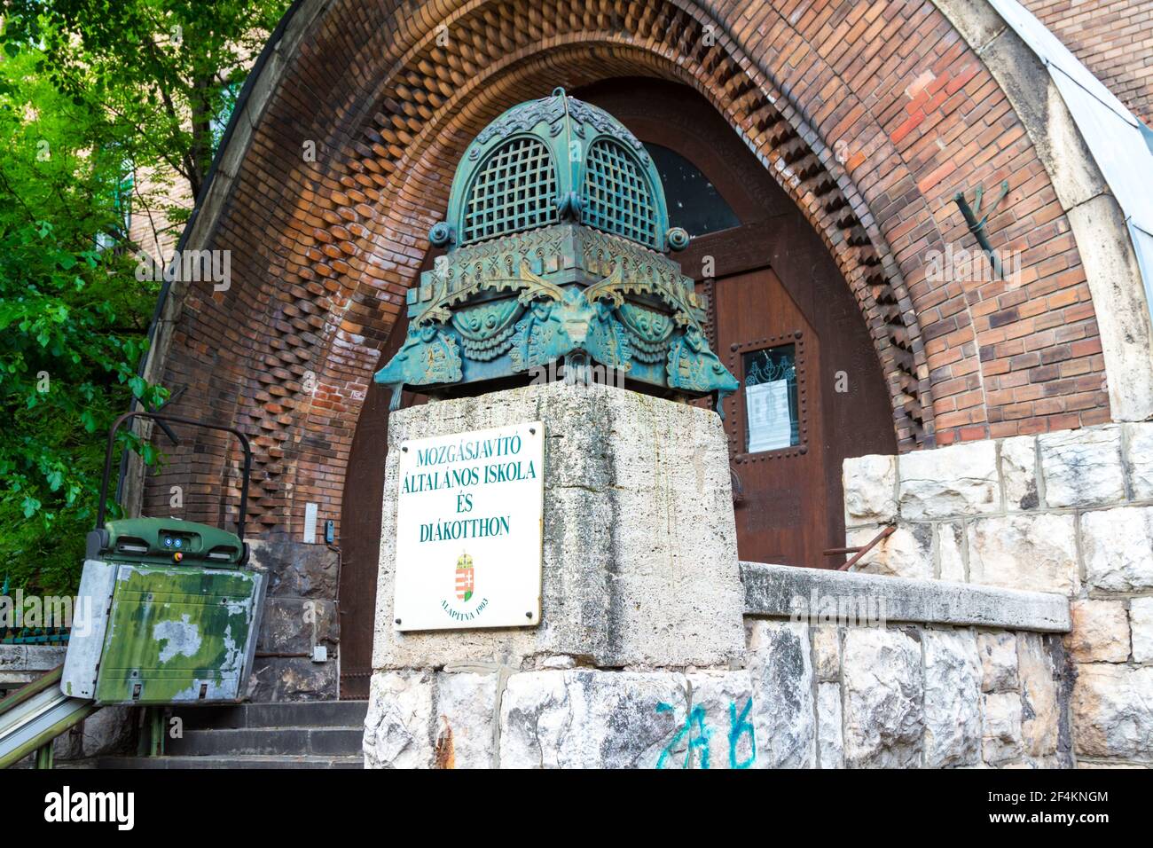 Eingang der Schule für behinderte Kinder (Mozgasjavito Altalanos Iskola) gebaut in 1908, XIV. Kerulet, Budapest, Ungarn Stockfoto