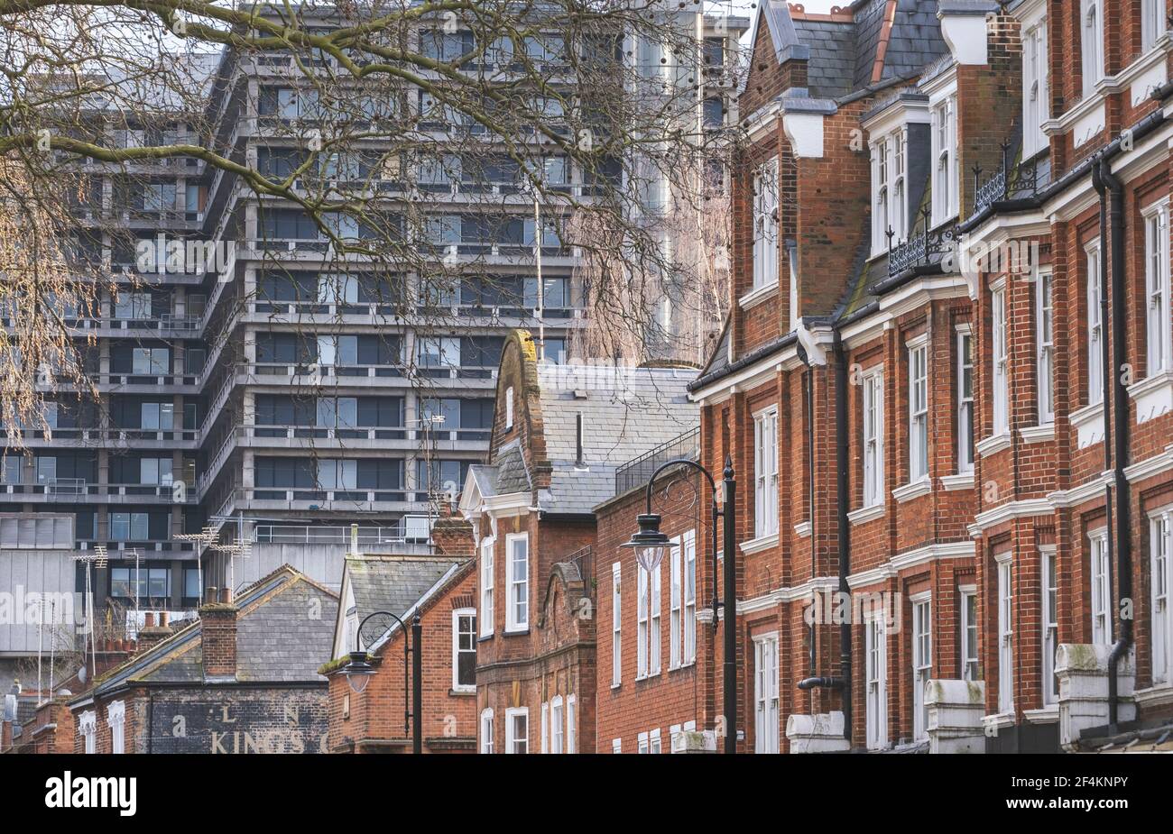 Häuser aus dem frühen 20. Jahrhundert an der East Heath / South End Road, Hampstead, mit der Fassade des Royal Free Hospital dahinter, Hampstead, London, Großbritannien Stockfoto