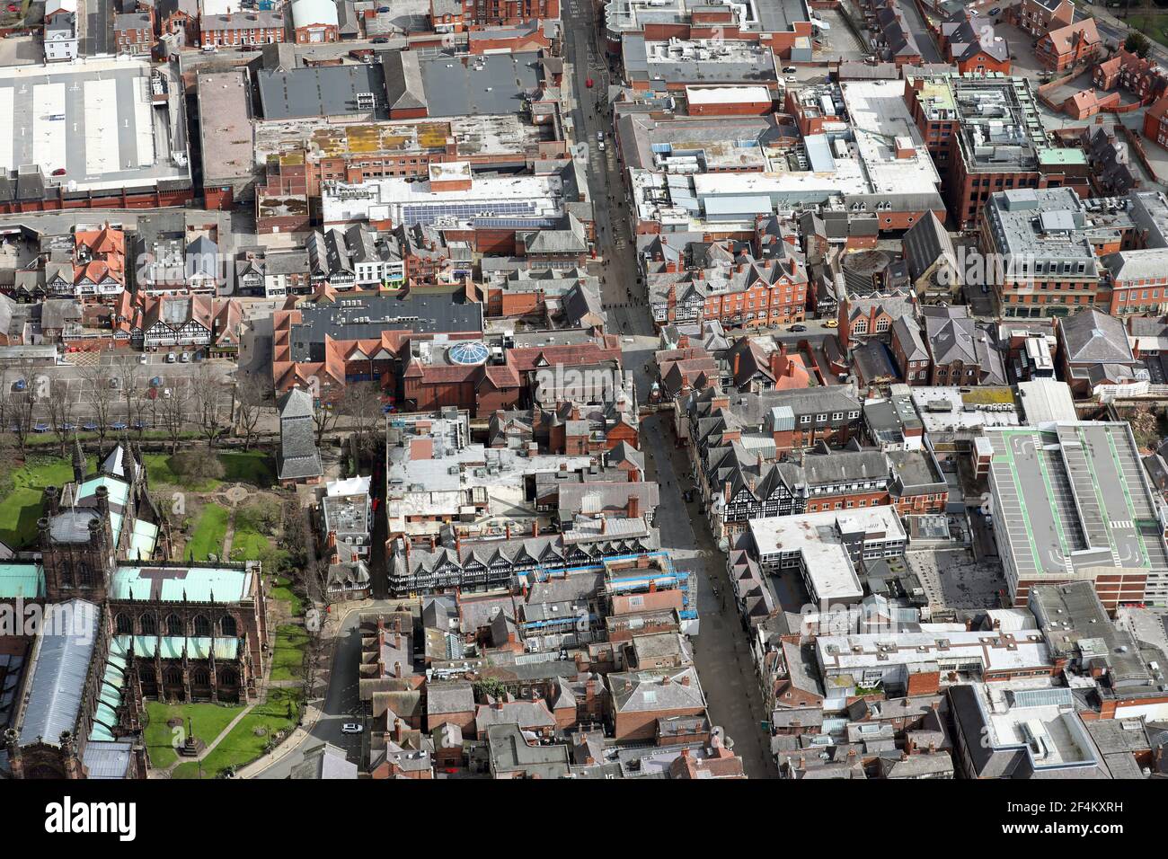 Luftaufnahme des Stadtzentrums von Chester mit Blick auf Eastgate in Richtung Foregate Street, Cheshire, Großbritannien Stockfoto