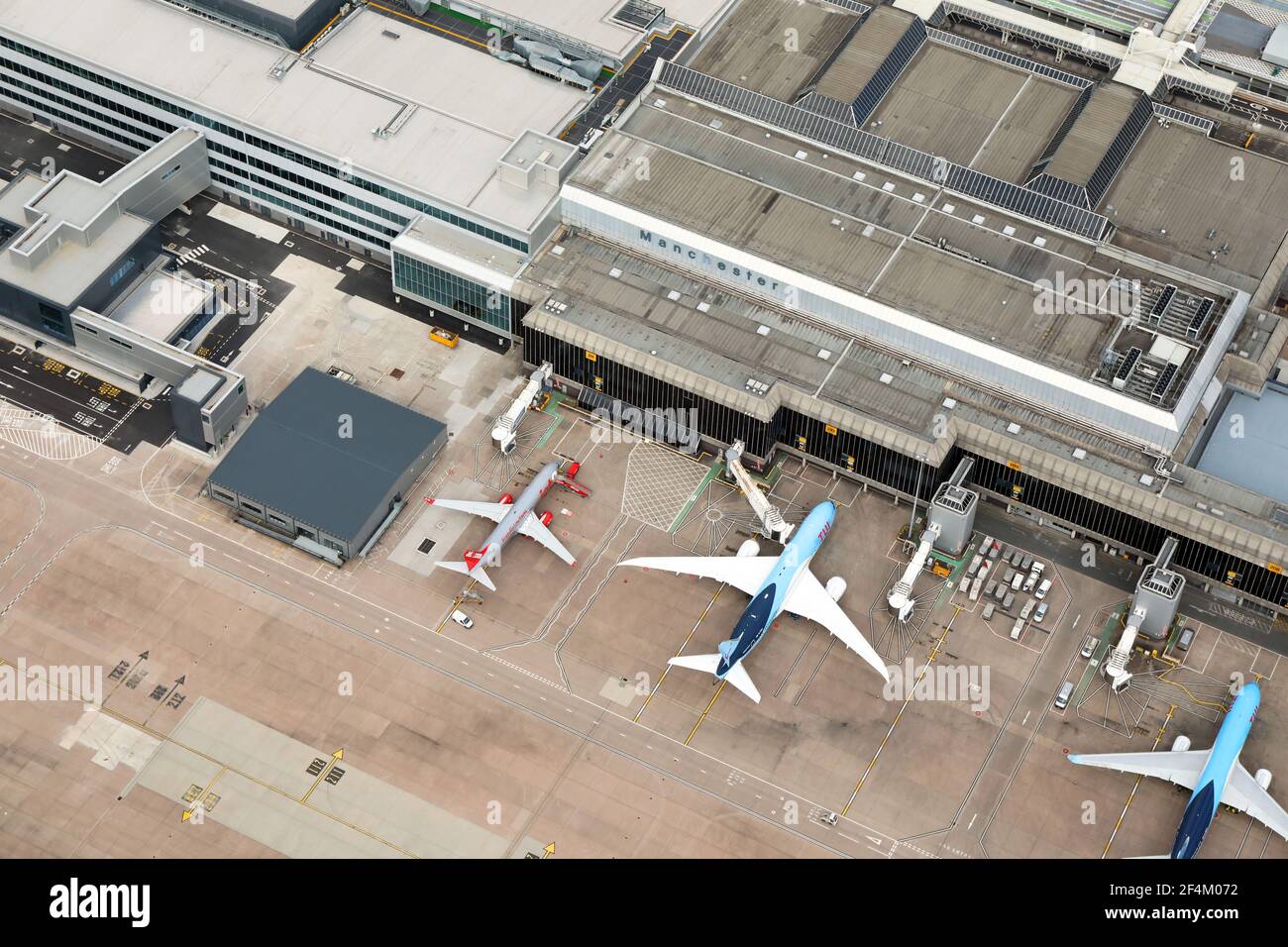 Luftaufnahme der Flugzeuge, die am Terminal 2, Manchester International Airport, geparkt sind. März 2021 Stockfoto