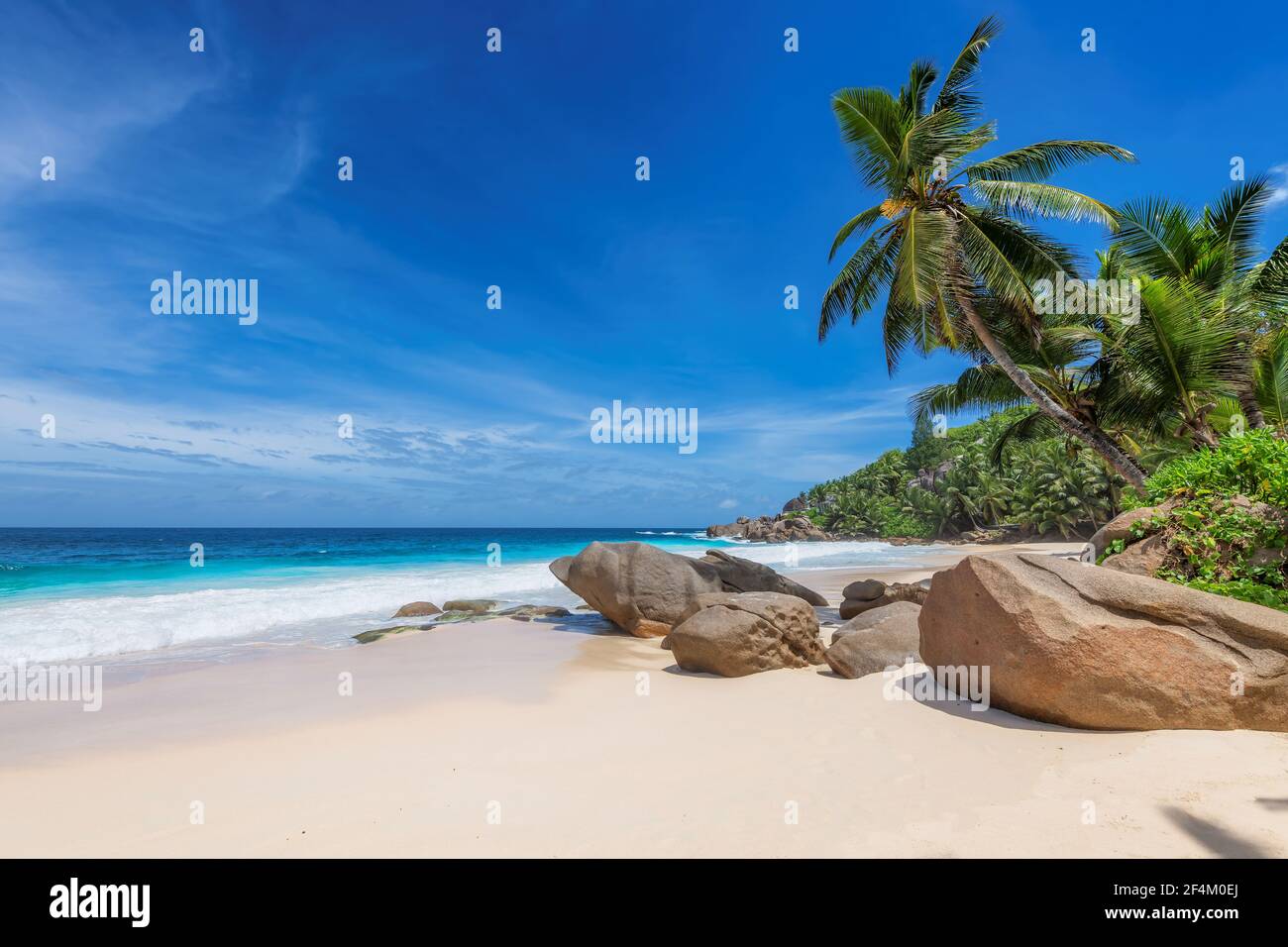 Exotischer tropischer Strand auf den Seychellen Stockfoto