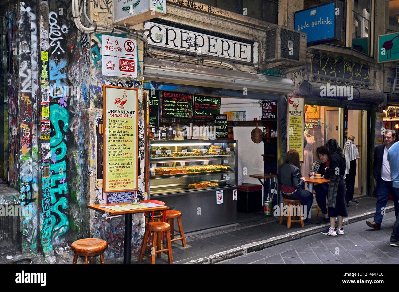 Melbourne, VIC, Australien - 05. November 2017: Nicht identifizierte Menschen und Geschäfte in engen Centerway Arcade Stockfoto