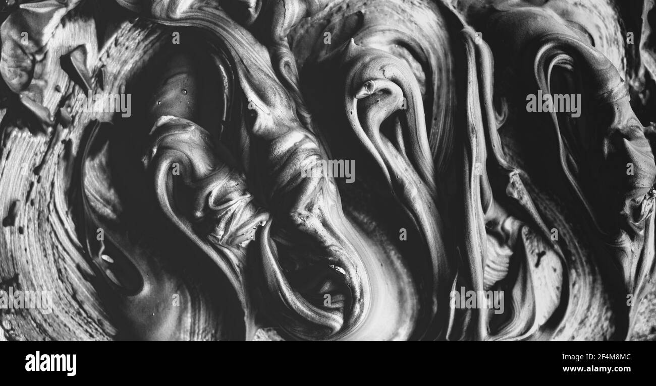 Gemischter schwarzer und grauer Acrylschaum-Hintergrund. Flüssige glatte Reliefstruktur. Dicke Fett Flüssigkeit Acryl Schaum Textur wird gemischt. Schwere dicke Farbstriche. Stockfoto