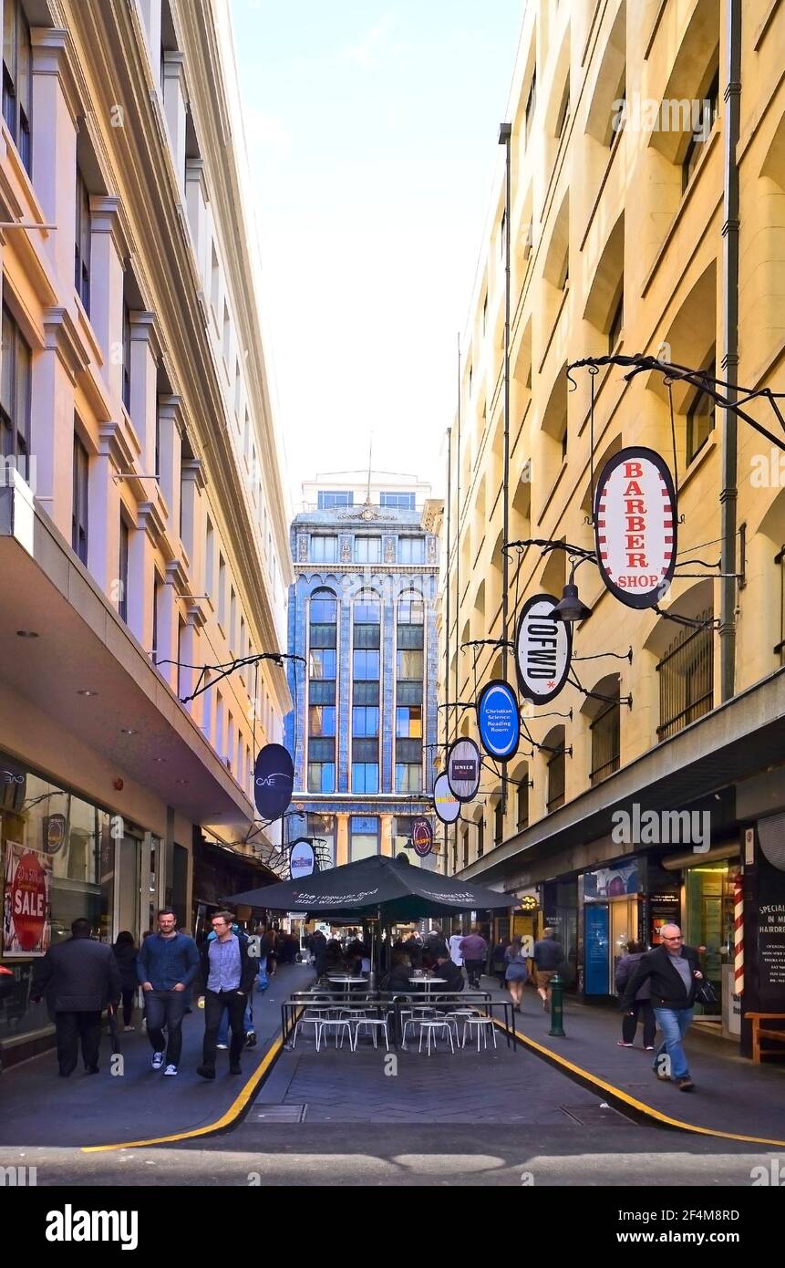 Melbourne, VIC, Australien - 03. November 2017: Unbekannte Menschen und verschiedene Geschäfte und Restaurants in einer engen Gasse in der Hauptstadt von Victoria, M Stockfoto