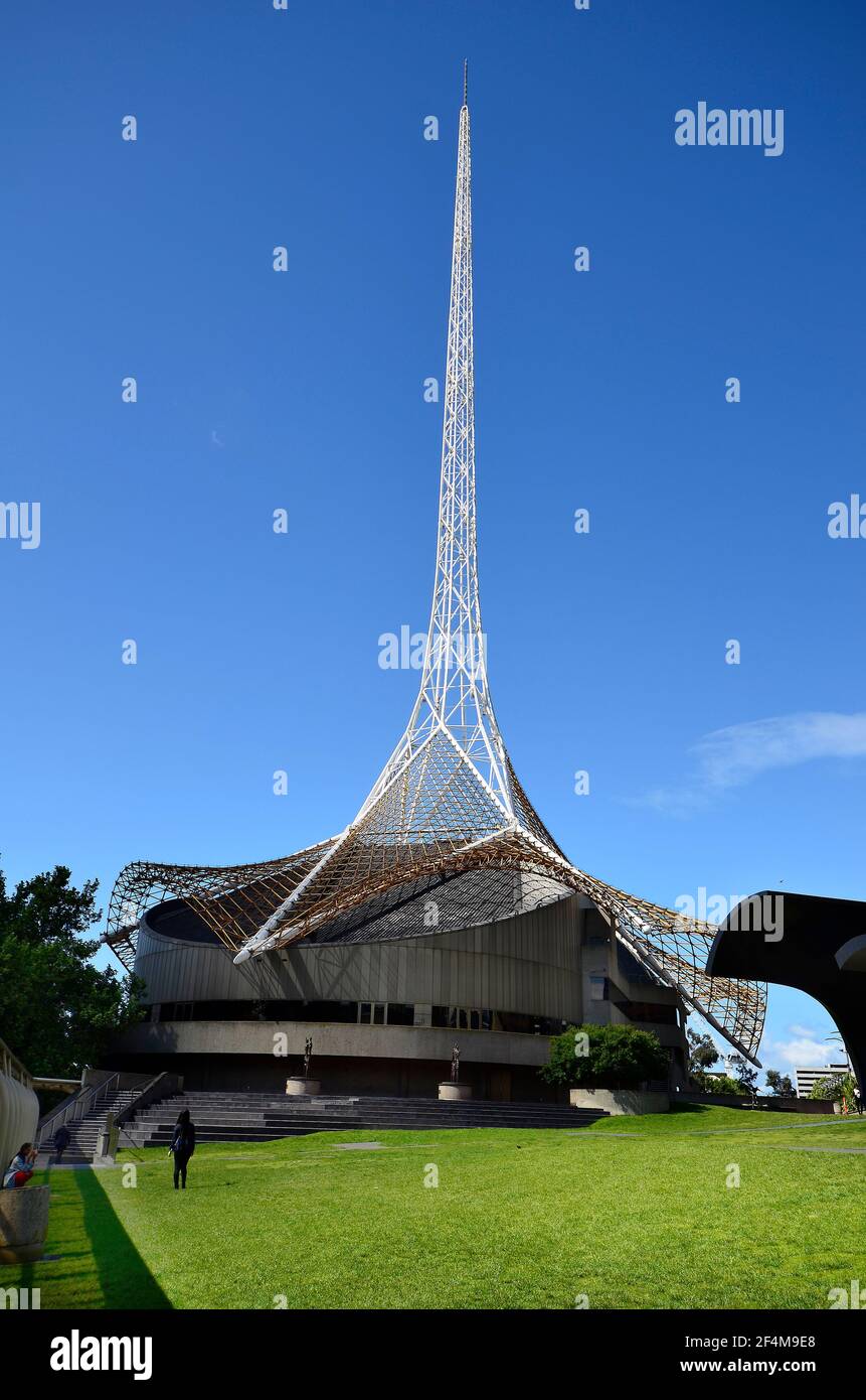 Melbourne, VIC, Australien - 03. November 2017: Nicht identifizierte Menschen und Gebäude des Arts Centre Melbourne Stockfoto