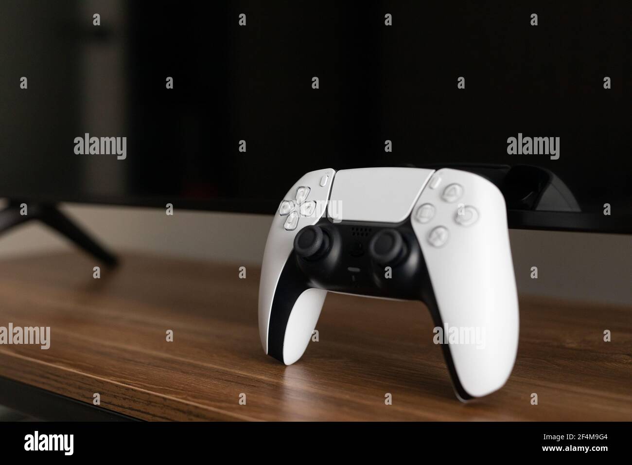 Czernivtsi, Ukraine - März 2021: Neue PlayStation 5 Box Sony enthüllt PS5 Konsolen und Spiele. Stockfoto