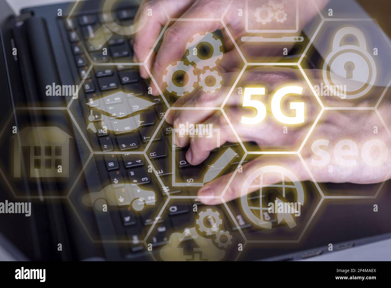 Nahaufnahme der Hand mit Laptop mit leuchtenden 5G Internet-Hologramm. Anschluss- und Netzwerkkonzept. Doppelbelichtung. Das Konzept der neuen Technologien in c Stockfoto
