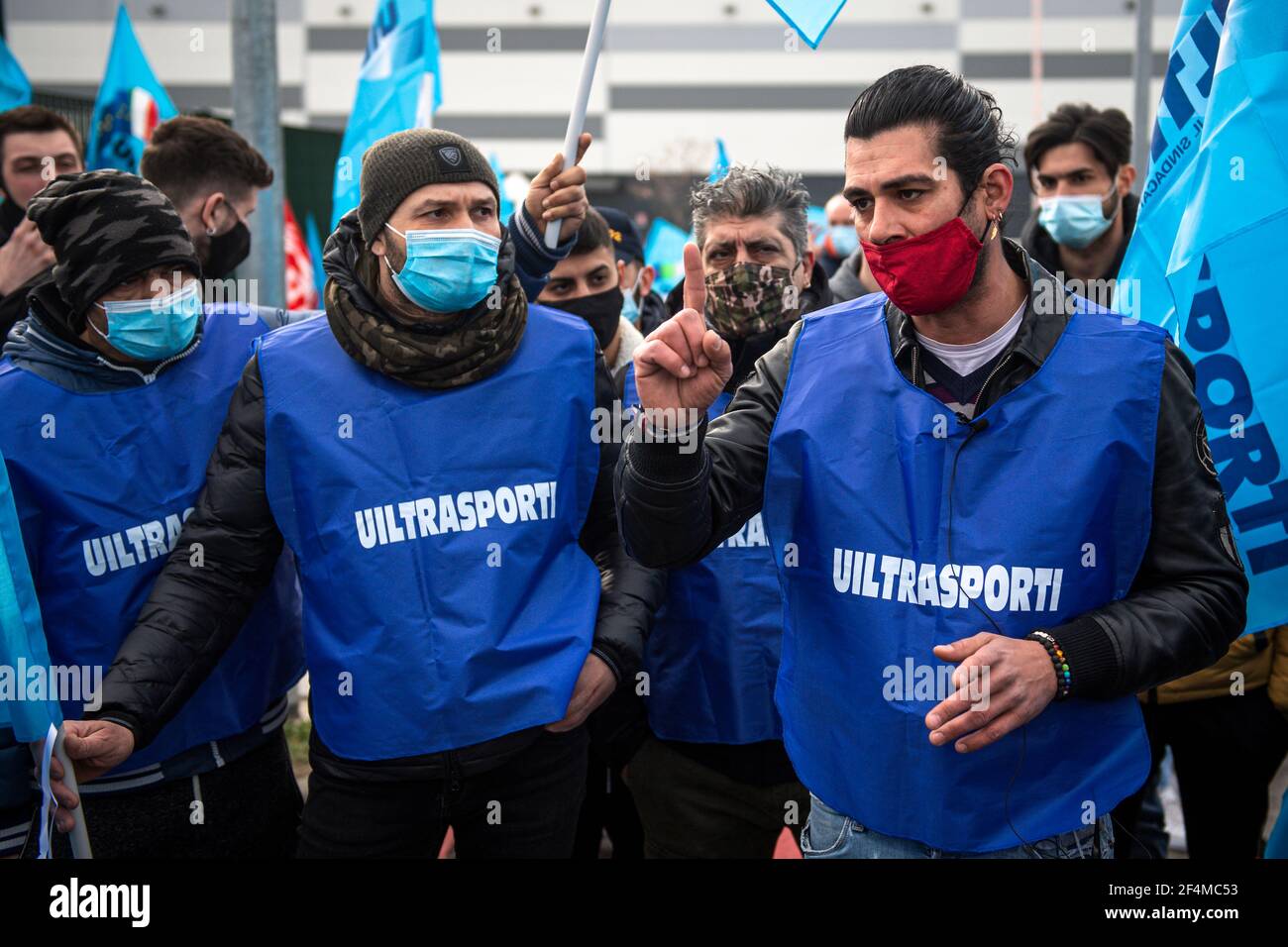 Brandizzo, Italien - 22. März 2021: Amazons Mitarbeiter der Gewerkschaft "Uiltrasporti" werden bei einer Demonstration für bessere Arbeitsbedingungen vor dem Amazon-Vertriebszentrum in Brandizzo gesehen. Die Gewerkschaften sagten, dass 9.500 Lagerarbeiter und 15.000 Fahrer in Italien streiken. Kredit: Nicolò Campo/Alamy Live Nachrichten Stockfoto