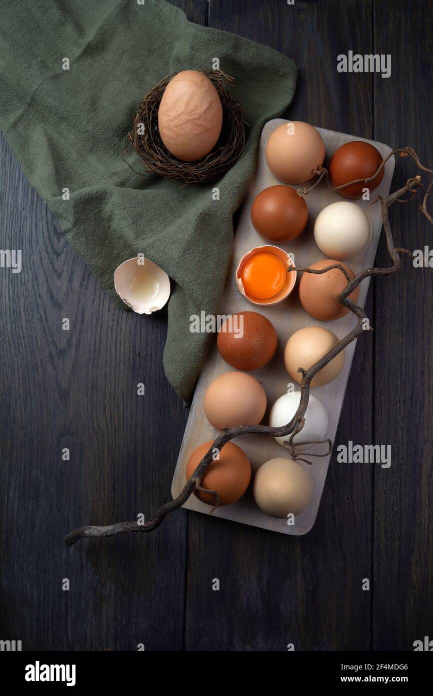 Zero Waste Osterkonzept. Natürlich gefärbte braune verschiedene Eier. Umweltfreundlicher Lebensstil. Stockfoto