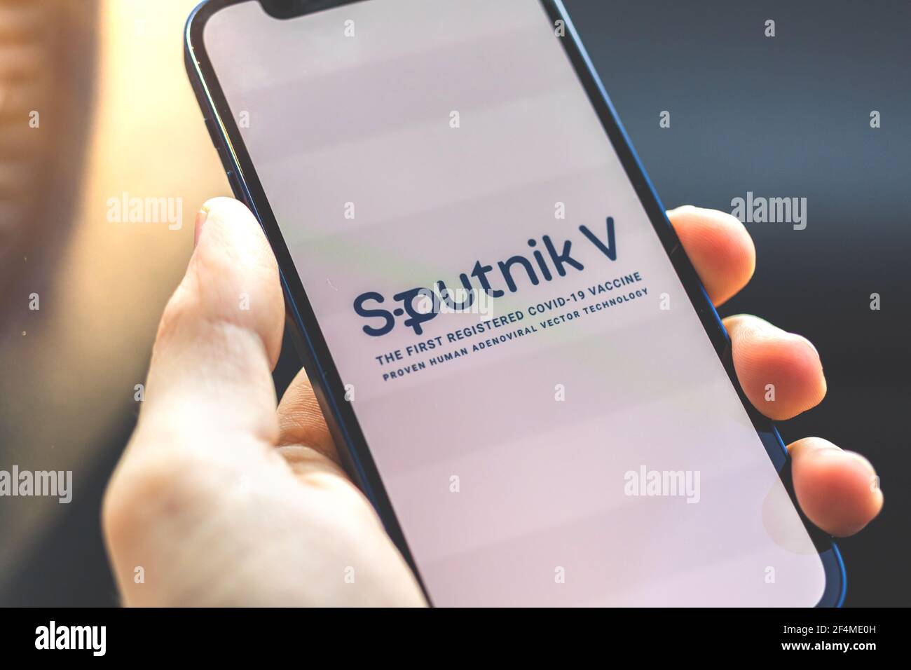 Charkow, Ukraine - 22. März 2021: russischer Impfstoff Sputnik V Logo aus nächster Nähe Stockfoto