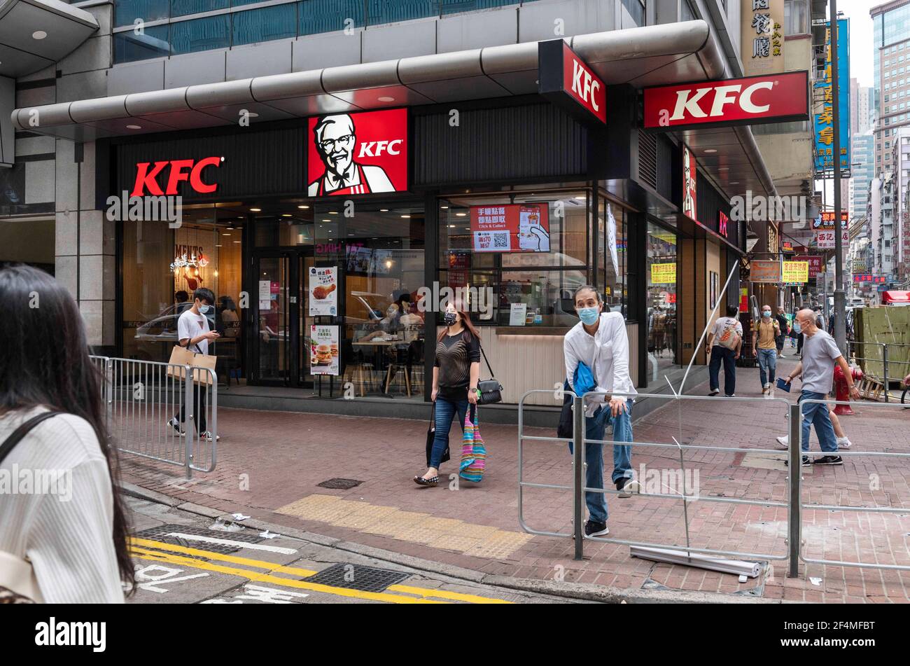 Hongkong, China. November 2020, 24th. Fußgänger gehen an einer amerikanischen Fast-Food-Hühnchen-Restaurantkette, Kentucky Fried Chicken (KFC) und einem Logo in Hongkong vorbei. Kredit: Budrul Chukrut/SOPA Images/ZUMA Wire/Alamy Live Nachrichten Stockfoto