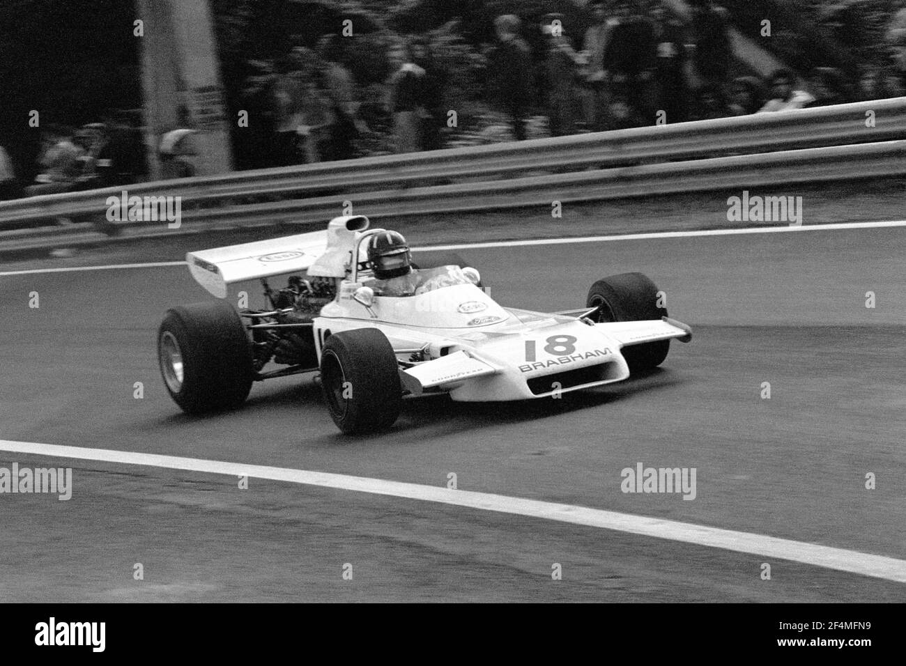 Graham HILL fährt BRM F1 Auto in voller Geschwindigkeit während 1972 Grand Prix de France, in Charade Circuit in der Nähe von Clermont-Ferrand. Stockfoto