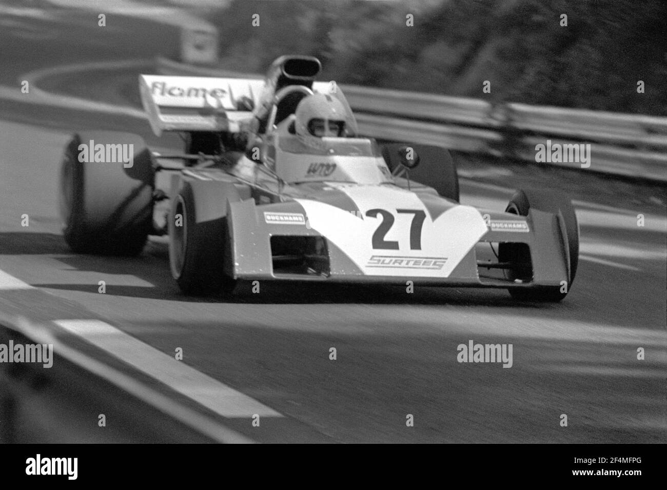 Tim SCHENKEN fährt Surtees-Ford F1 Auto in voller Geschwindigkeit während 1972 Grand Prix de France, in Charade Circuit bei Clermont-Ferrand. Stockfoto