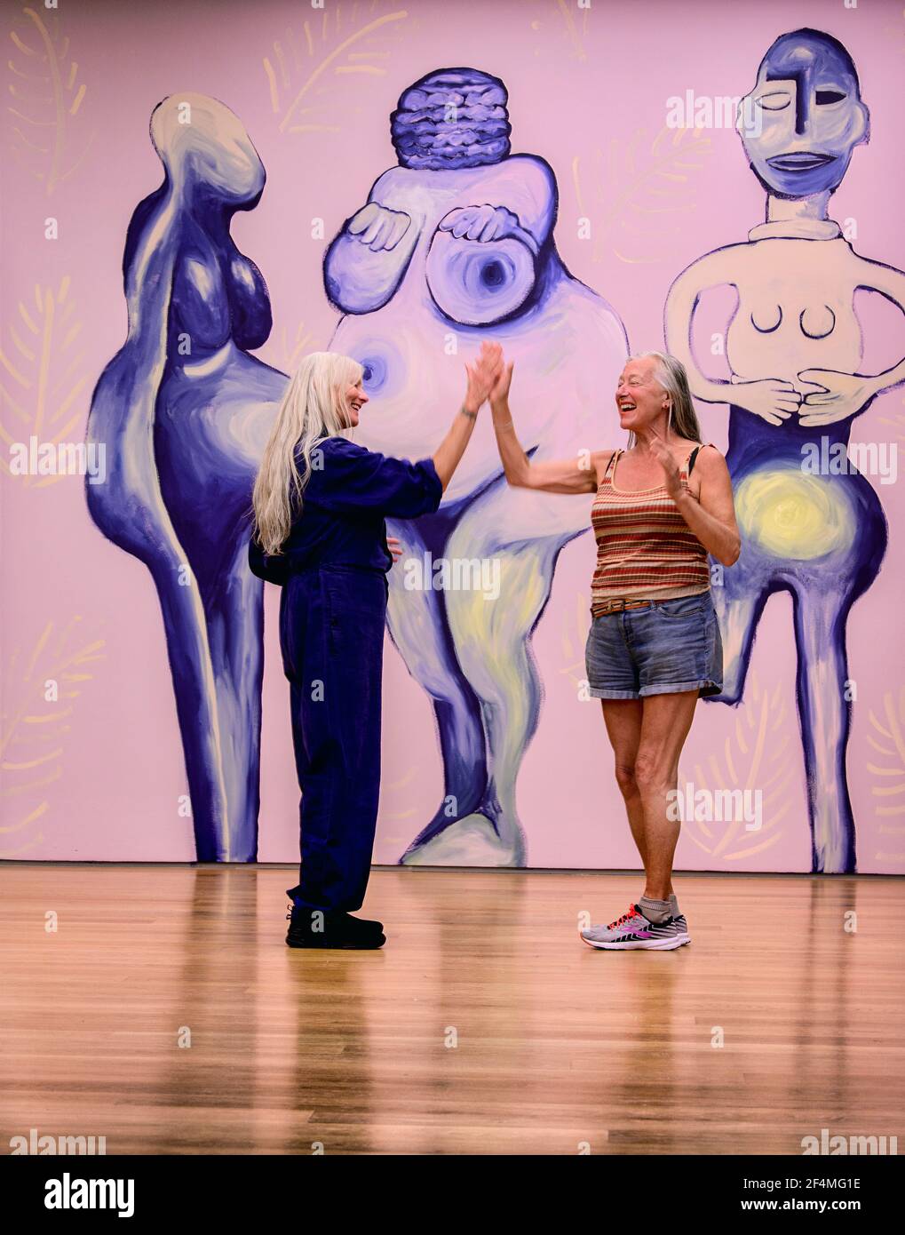Künstler die Binnie Sisters: Christine Binnie und Jennifer Binnie (blauer Kesselanzug) während ihrer Ausstellung in der Towner Gallery im Sommer 2020. Eastbourne, East Sussex, Großbritannien. Stockfoto