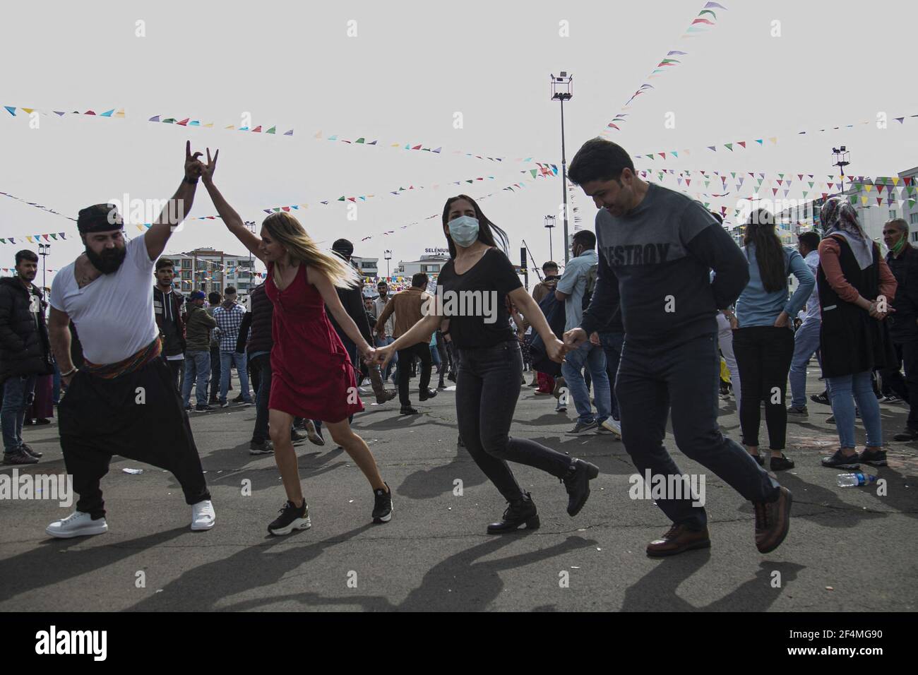 Kurdische Menschen und pro-kurdische Partei HDP-Anhänger tanzen und singen Lieder, während sie Newruz-Feierlichkeiten am 21. März 2021 in Diyarbakir, Türkei, feiern. Newruz markiert sowohl das persische Neujahr als auch die Frühlingsäquinoktikum und wird von verschiedenen Gemeinden in West- und Zentralasien gefeiert. Ein türkischer Spitzenstaatsanwalt reichte am Mittwoch beim Verfassungsgericht ein Verfahren ein, in dem er die Schließung der pro-kurdischen Volkspartei (HDP) forderte, was den Höhepunkt eines jahrelangen Festgreifens gegen die drittgrößte Partei des türkischen Parlaments darstellt. Foto von Tamer Pinar/Depo Photos/ABACAPRESS.COM Stockfoto