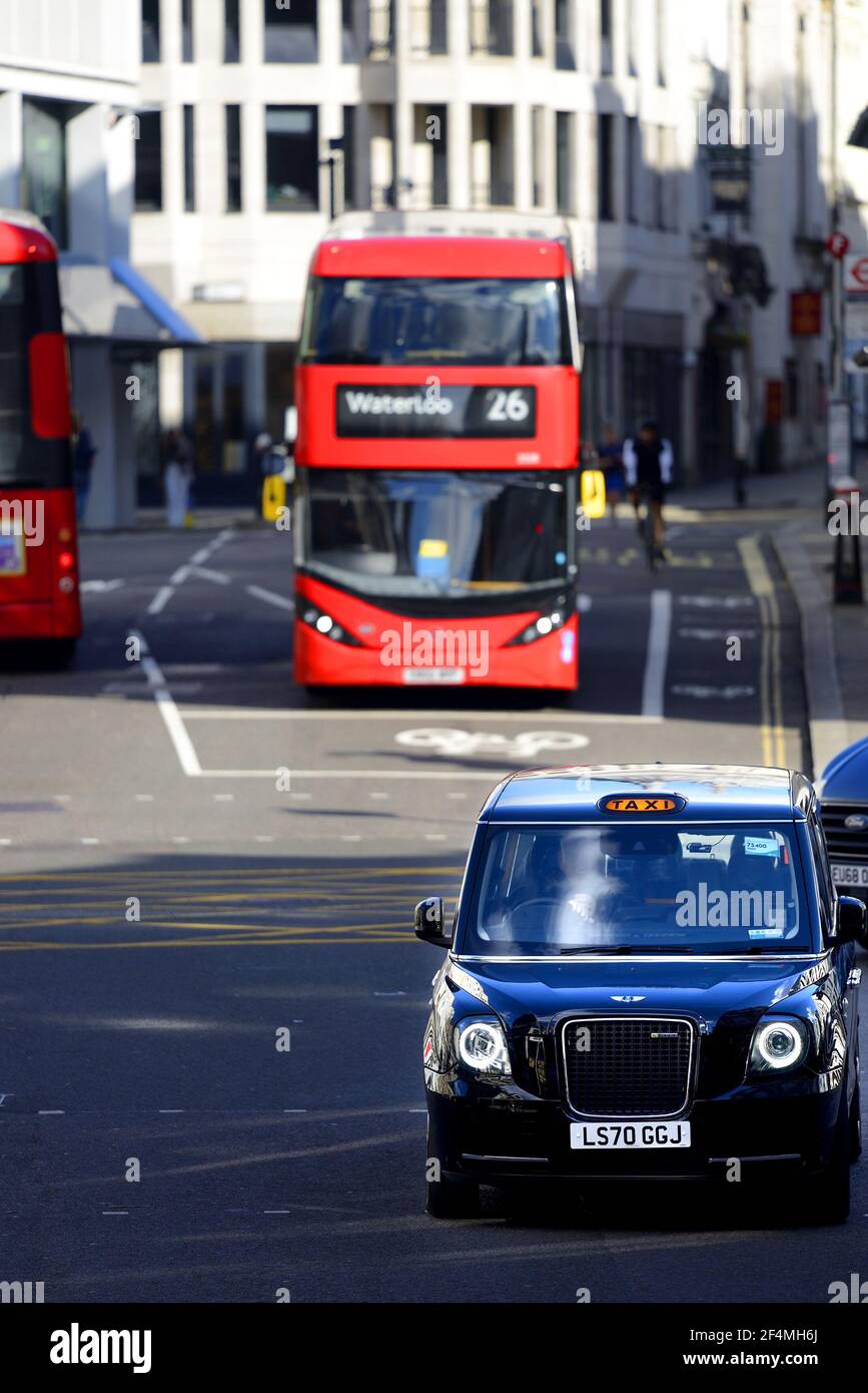 London, England, Großbritannien. Schwarzes Taxi und roter Doppeldeckerbus in Ludgate Hill in der City of London Stockfoto