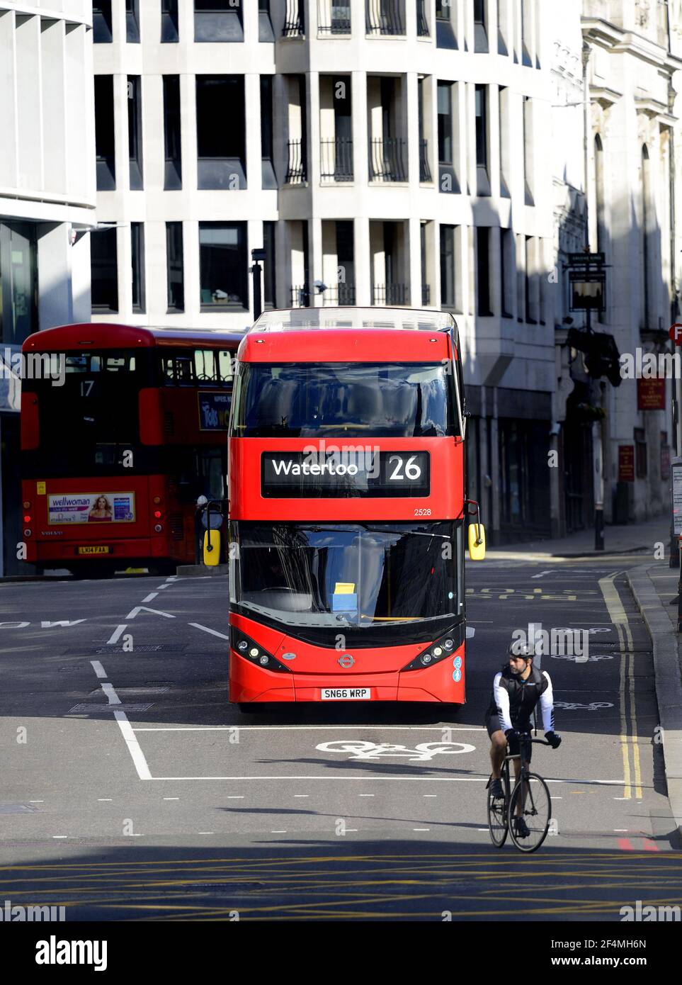 London, England, Großbritannien. Roter Doppeldeckerbus in Ludgate Hill in der City of London Stockfoto