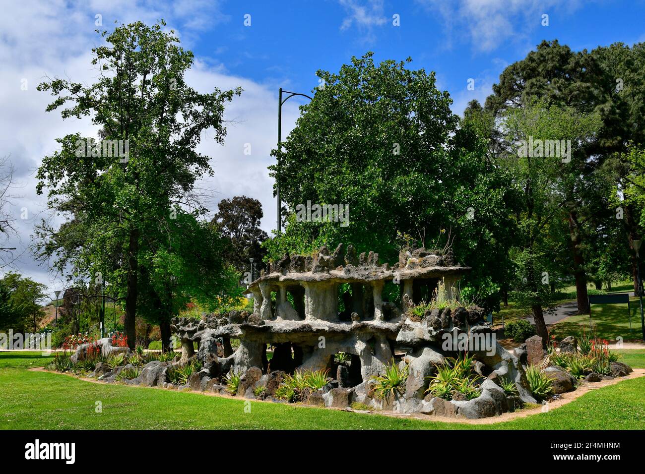 Australien, Blumenbeet mit Aloe Pflanzen und Felsen namens Federations Steingarten in öffentlichen King's Domain Park in Melbourne Stockfoto