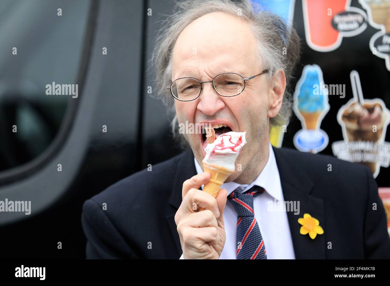 Bildungsminister Peter Weir genießt ein Eis bei einem Besuch der Sacred Heart Boys Primary School in Nord-Belfast. Sieben weitere einjährige Gruppen von Schulkindern in Nordirland sind nach drei Monaten des Lernens zu Hause während der Coronavirus-Sperre wieder in den Unterricht zurückgekehrt. Bilddatum: Montag, 22. März 2021. Stockfoto