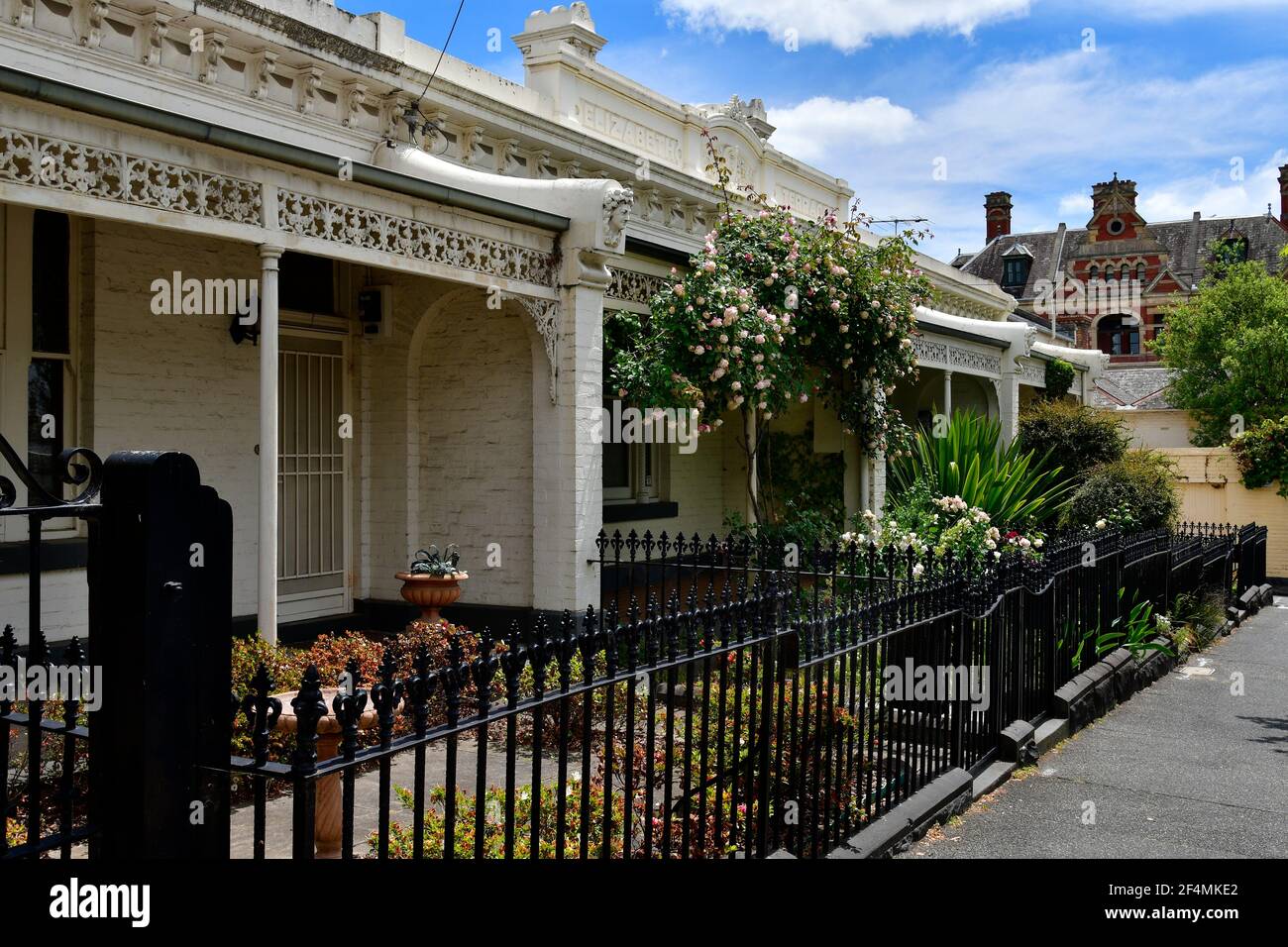 Melbourne, VIC, Australien - 05. November 2017: Häuser im viktorianischen Stil in einer exklusiven Wohngegend in East Melbourne gebaut Stockfoto