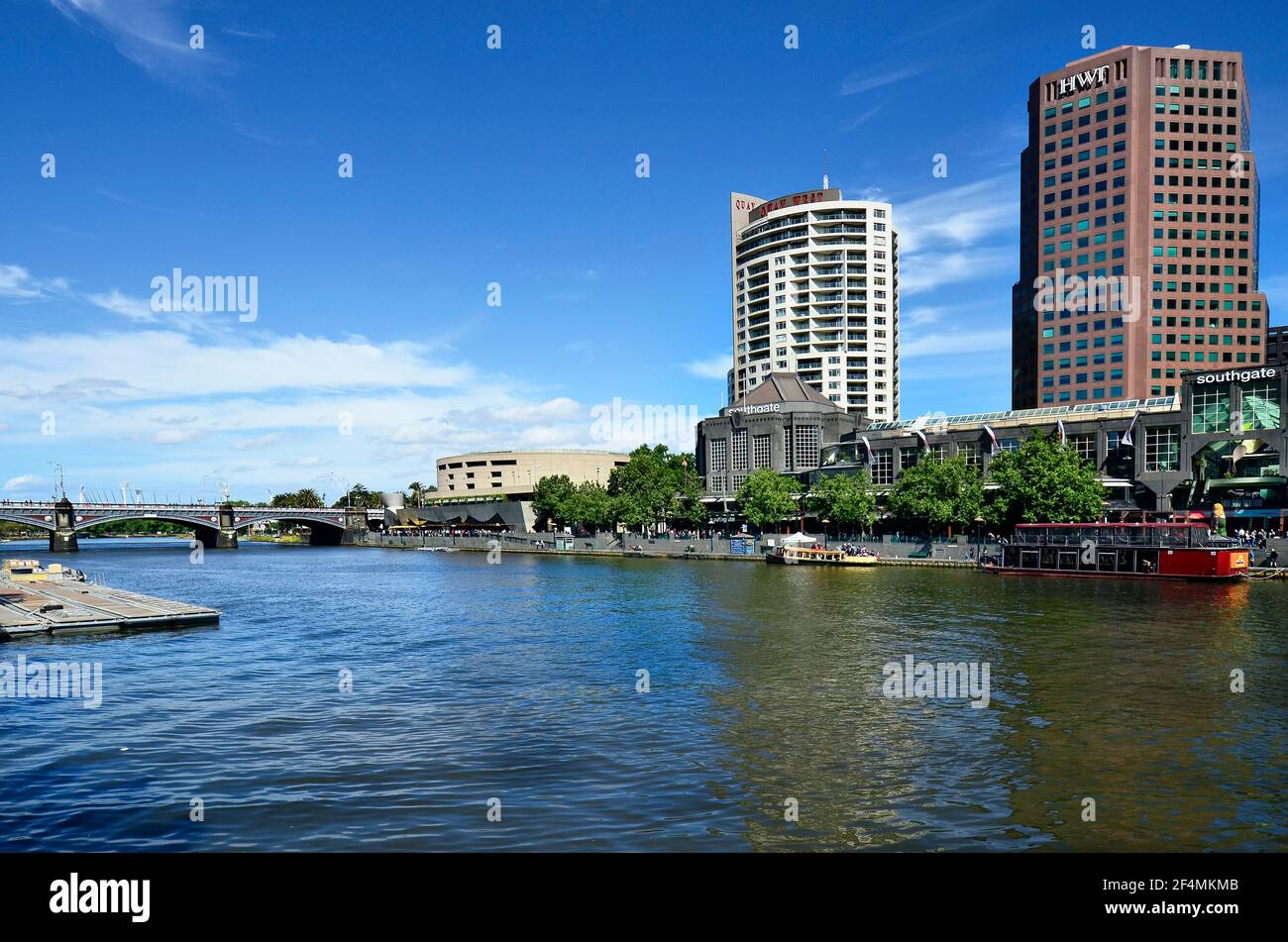 Melbourne, VIC, Australien - 05. November 2017: Southgate Einkaufs- und Unterhaltungskomplex am Yarra River mit Princes Bridge Stockfoto