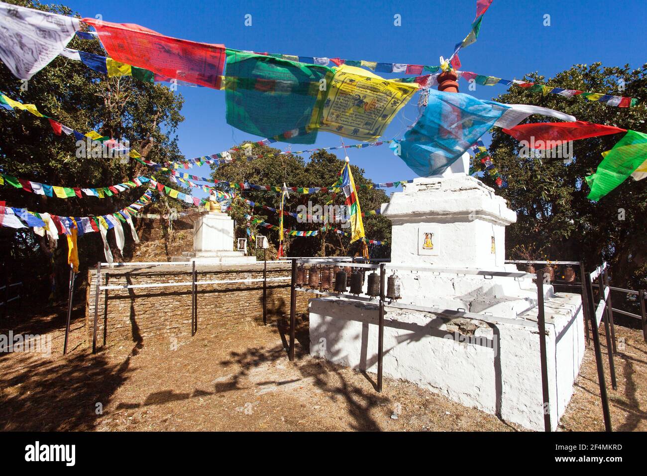 buddhistischer Stupa mit Gebetsfahnen, buddhismus Nepal Himalaya Stockfoto