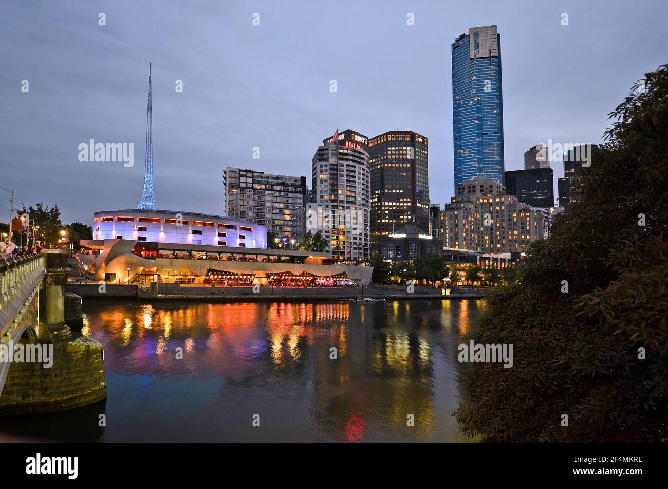 Melbourne, VIC, Australien - 05. November 2017: Nachtszene zum Southbank-Viertel mit beleuchtetem Southgate-Komplex, Kunstzentrum und Eureka-Turm Stockfoto
