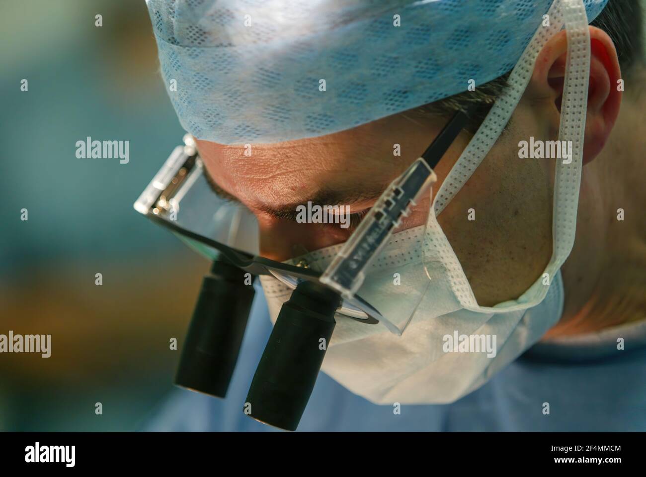 Der Kardiologe Ciro Campanella (mit Optik) und sein Team, das eine Herzoperation am Edinburgh Royal Infirmary, Edinburgh, Schottland, durchführt Stockfoto