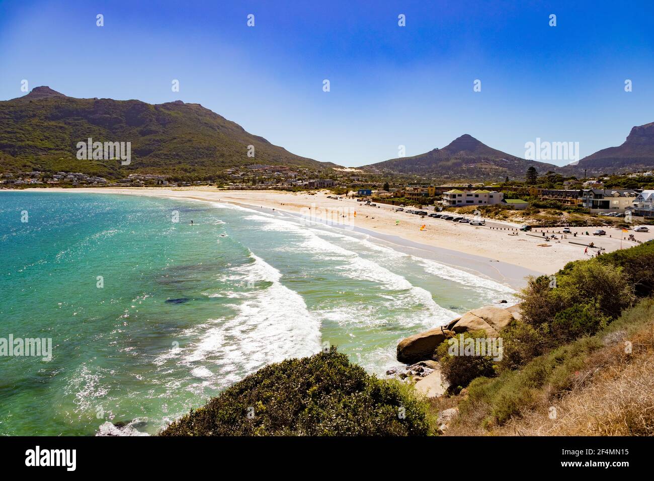 Hout Bay Strand und Hafen im Hintergrund in Kapstadt, Südafrika Stockfoto