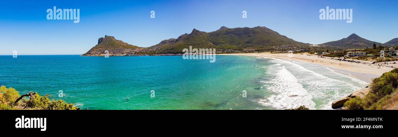 Hout Bay Strand und Hafen im Hintergrund in Kapstadt, Südafrika Stockfoto