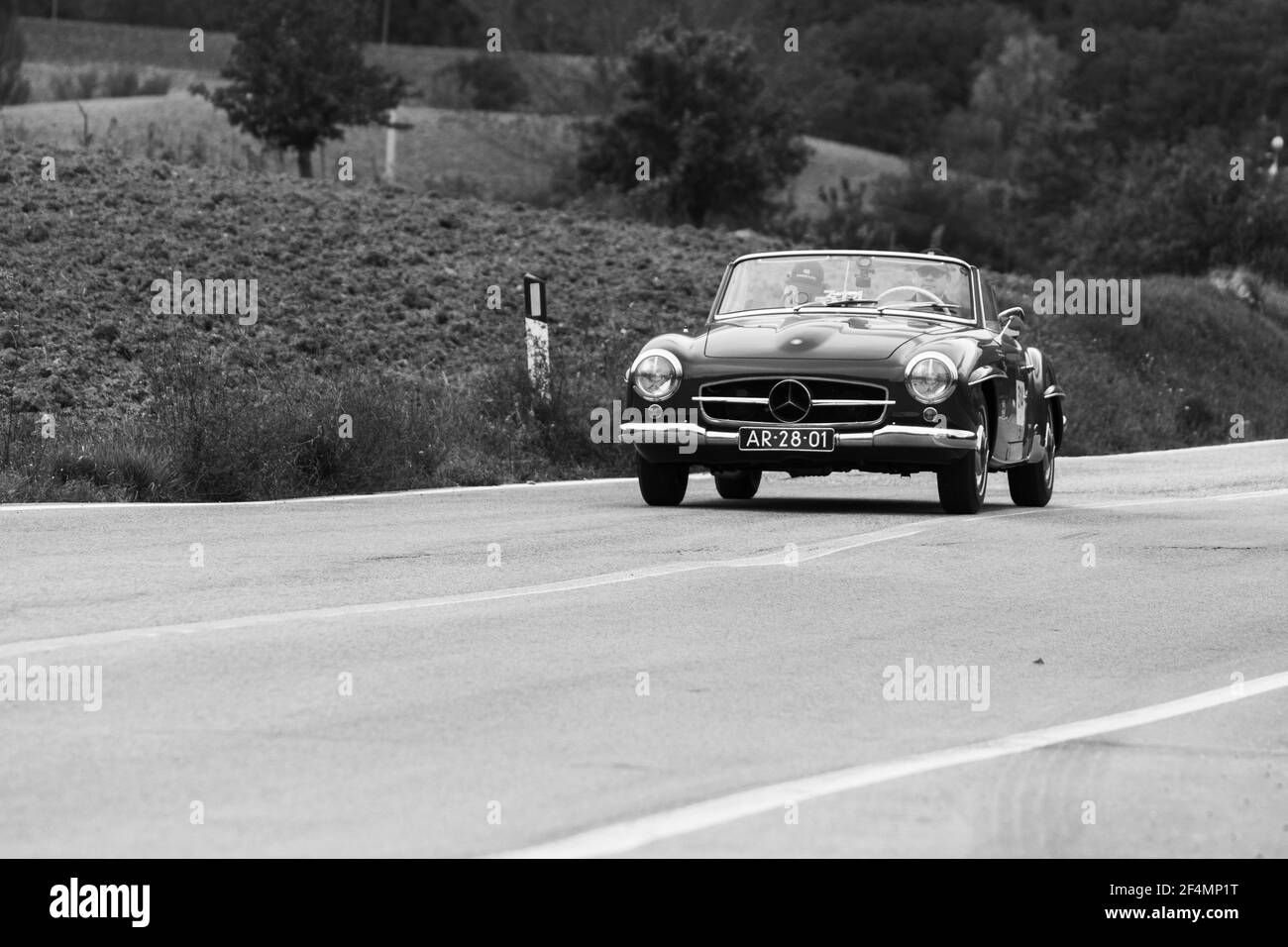 CAGLI, ITALIEN - 22. Okt 2020: CAGLI , ITALIEN - OTT 24 - 2020 : MERCEDES-BENZ 190 SL 1955 auf einem alten Rennwagen in Rallye Mille Miglia 2020 das berühmte ital Stockfoto