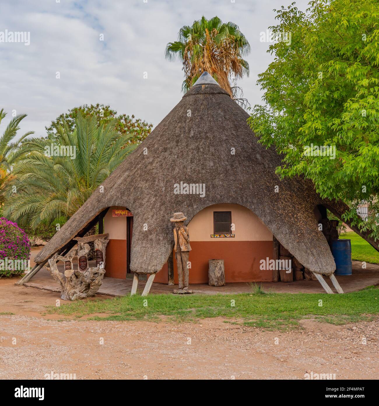 KHORIXAS, NAMIBIA - JANUAR 13,2020: Reetdachhaus in der iGowati Lodge in Khorixas, Namibia Stockfoto